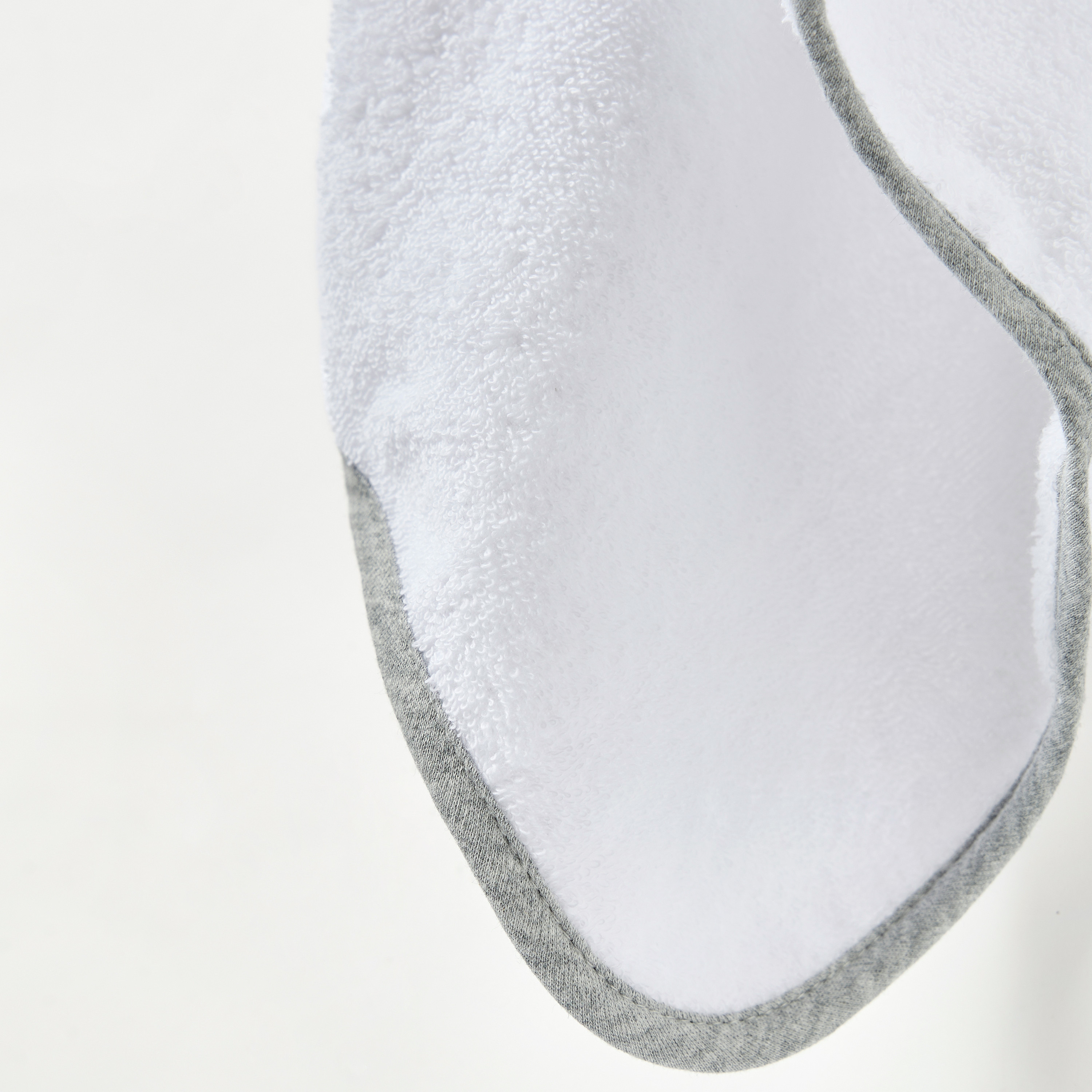 منشفة بقبعة وتطريز شعار من جيجلز-baby-bathandcare-towels-image-4