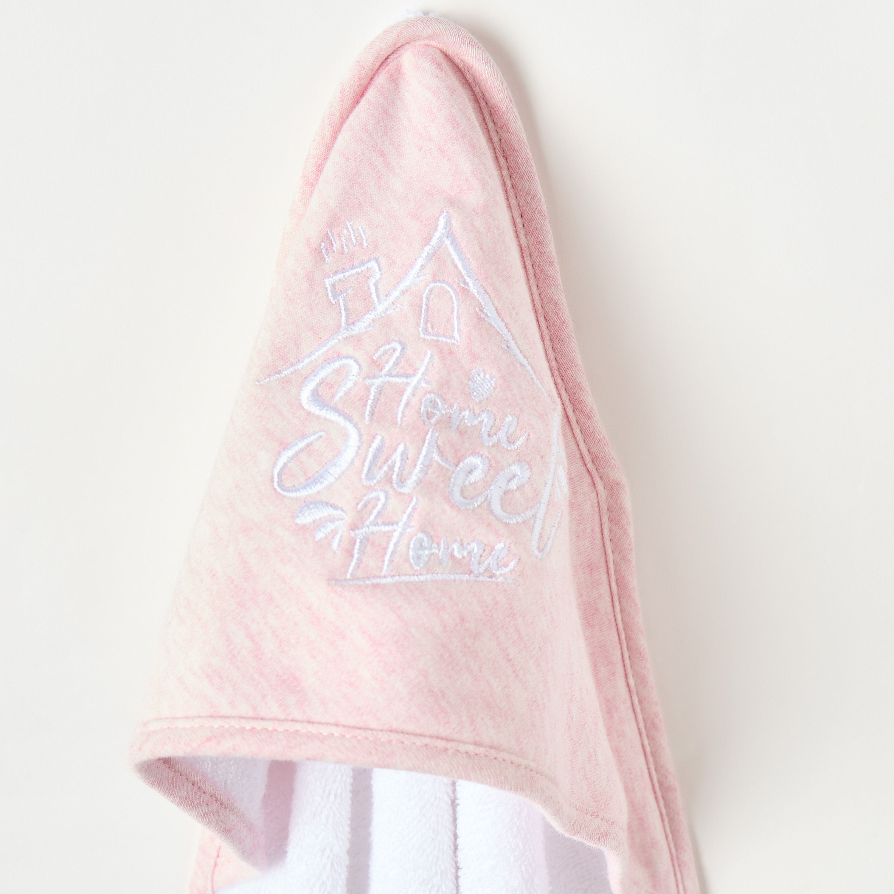 منشفة بقبعة مطرزة من جيجلز-baby-bathandcare-towels-image-2