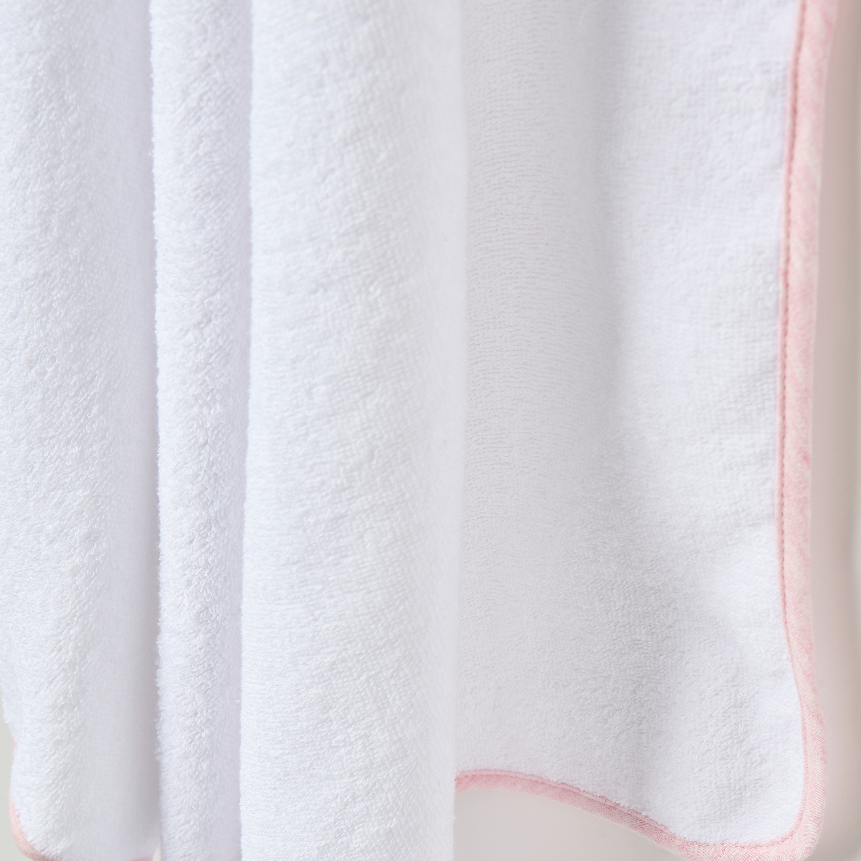 منشفة بقبعة مطرزة من جيجلز-baby-bathandcare-towels-image-3