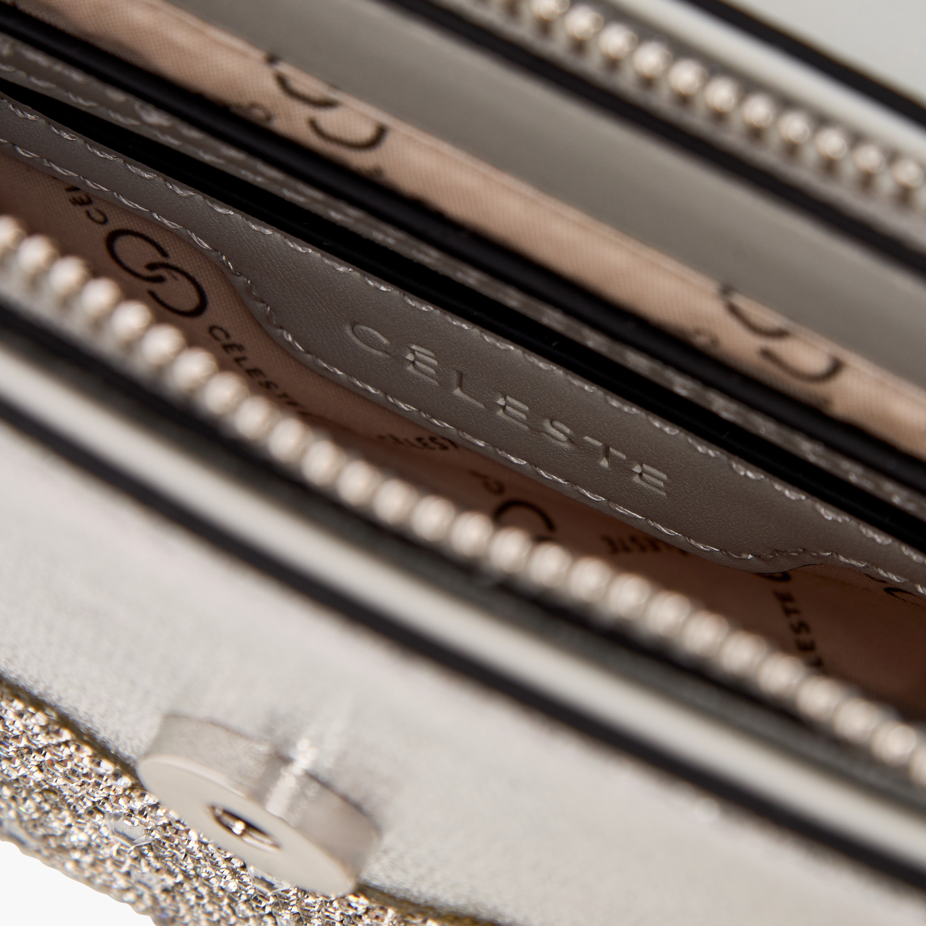 شنطة كروس بودي مزينة بحزام قابل للتعديل وطية إغلاق من سيليست-women-bagsandwallets-handbags-image-8