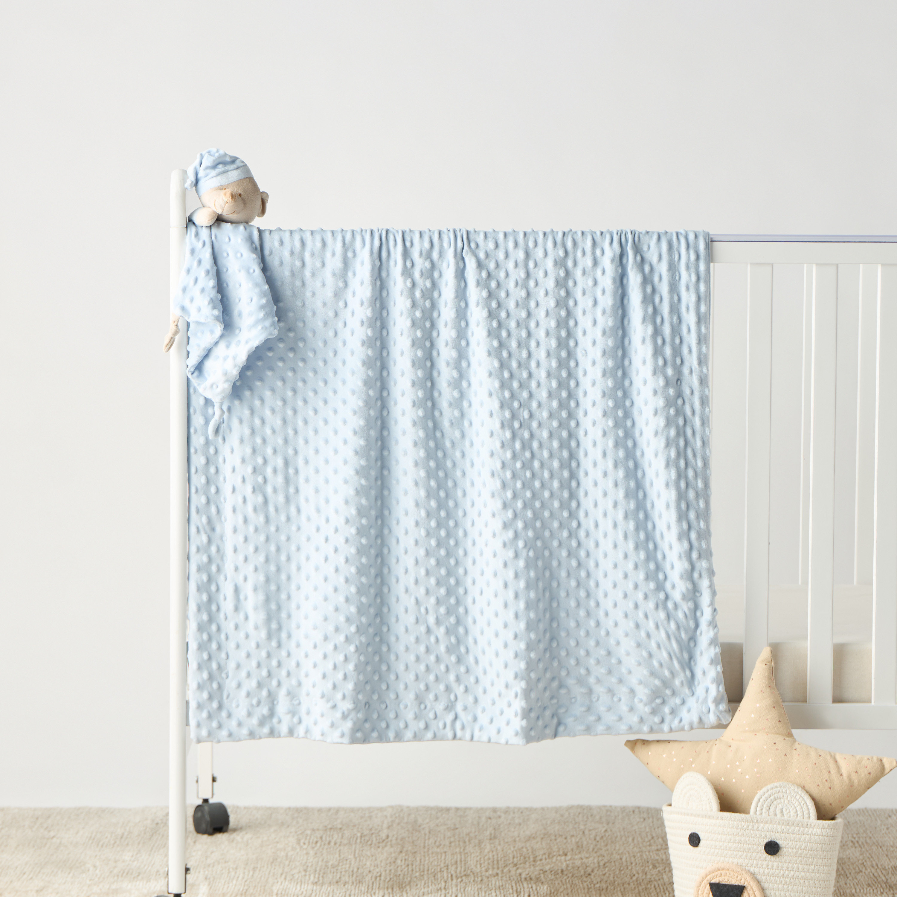 مجموعة هدايا بطانية ولعبة مخملية على شكل دب من جونيورز-baby-nursery-blanketsandswaddles-blanketsandquilts-image-2