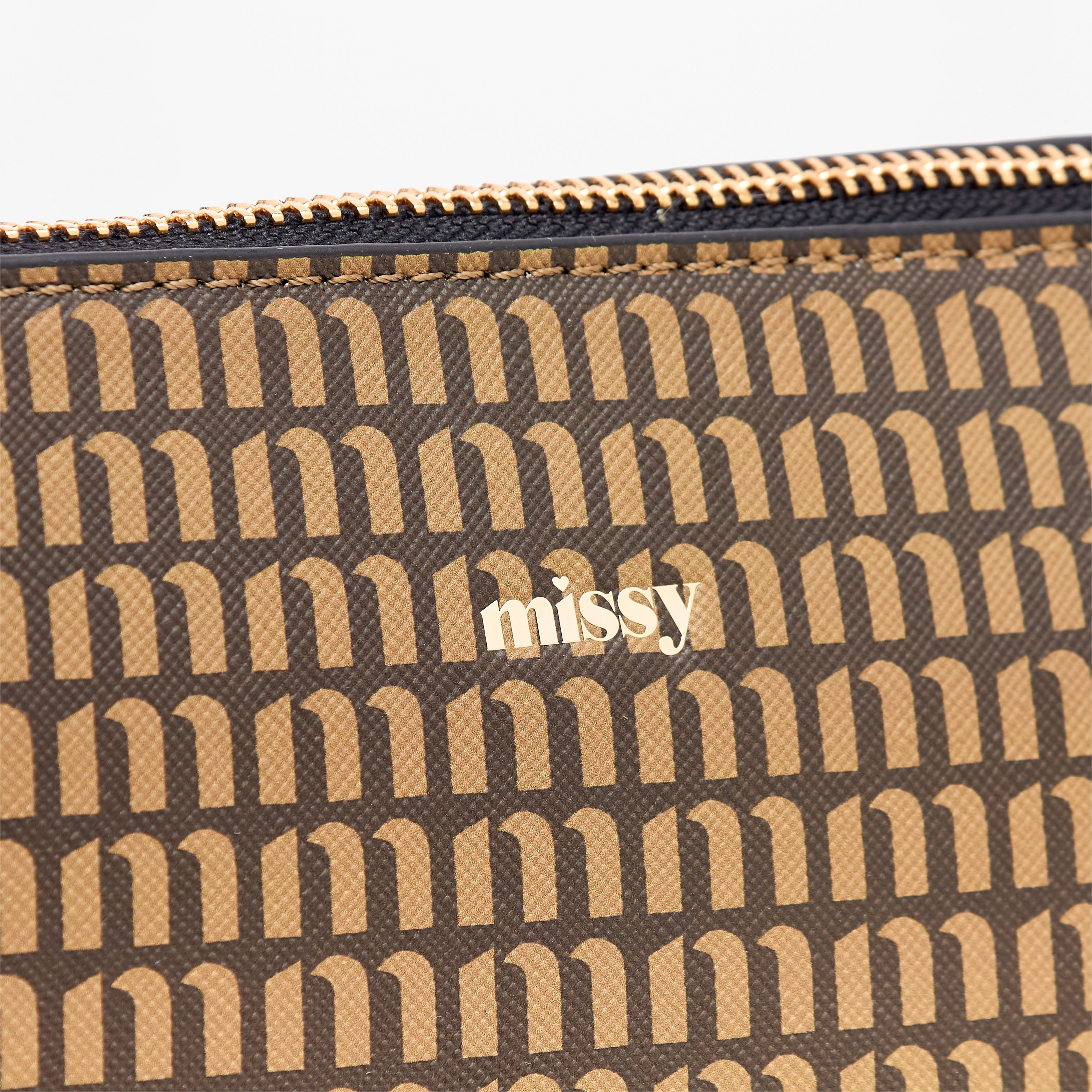 شنطة كروس بودي بحزام قابل للتعديل وسحاب إغلاق وطبعات مونوجرام من ميسي-women-bagsandwallets-handbags-image-11