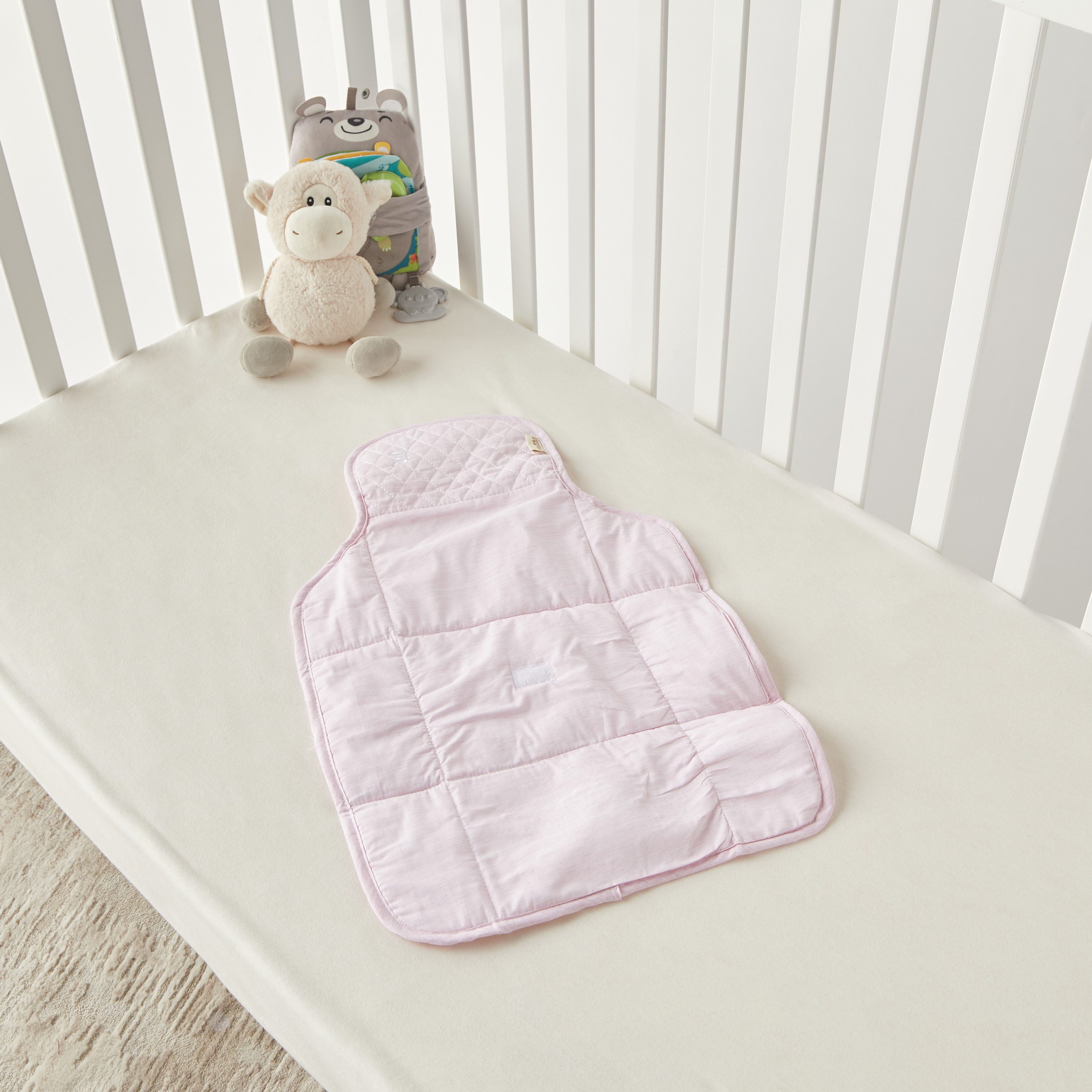 حصيرة تغيير الحفاضات بارزة الملمس من جيجلز-baby-diapering-changingmats-image-1