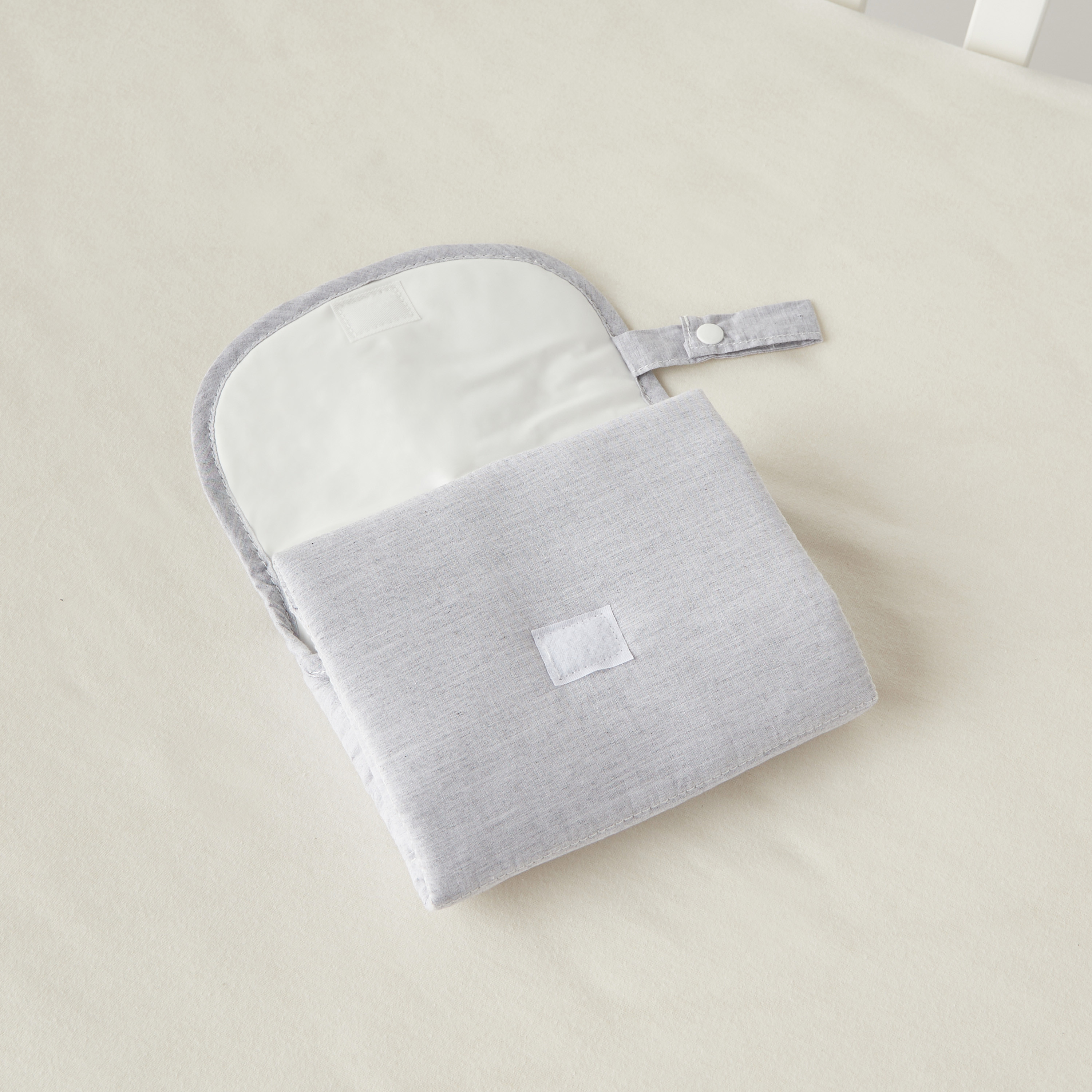 حصيرة تغيير حفاضات بارزة الملمس ومقاومة للماء من جيجلز-baby-diapering-changingmats-image-5