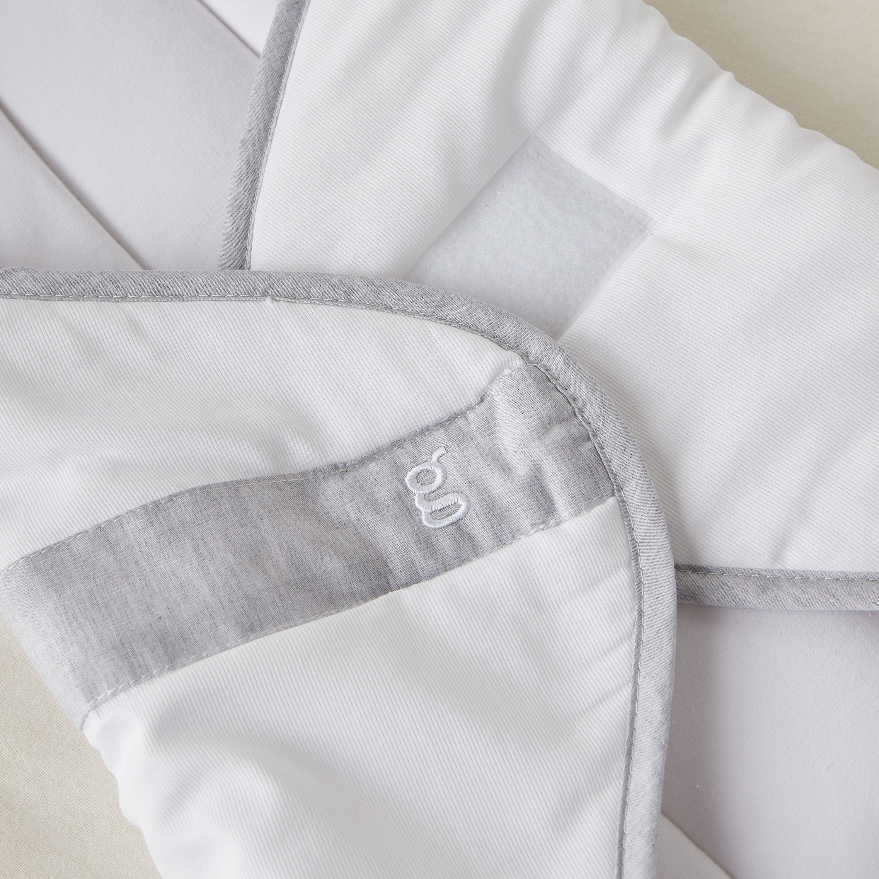 غطاء تقميط سادة للطفل من جيجلز-baby-nursery-blanketsandswaddles-swaddlesandsleepingbags-image-1