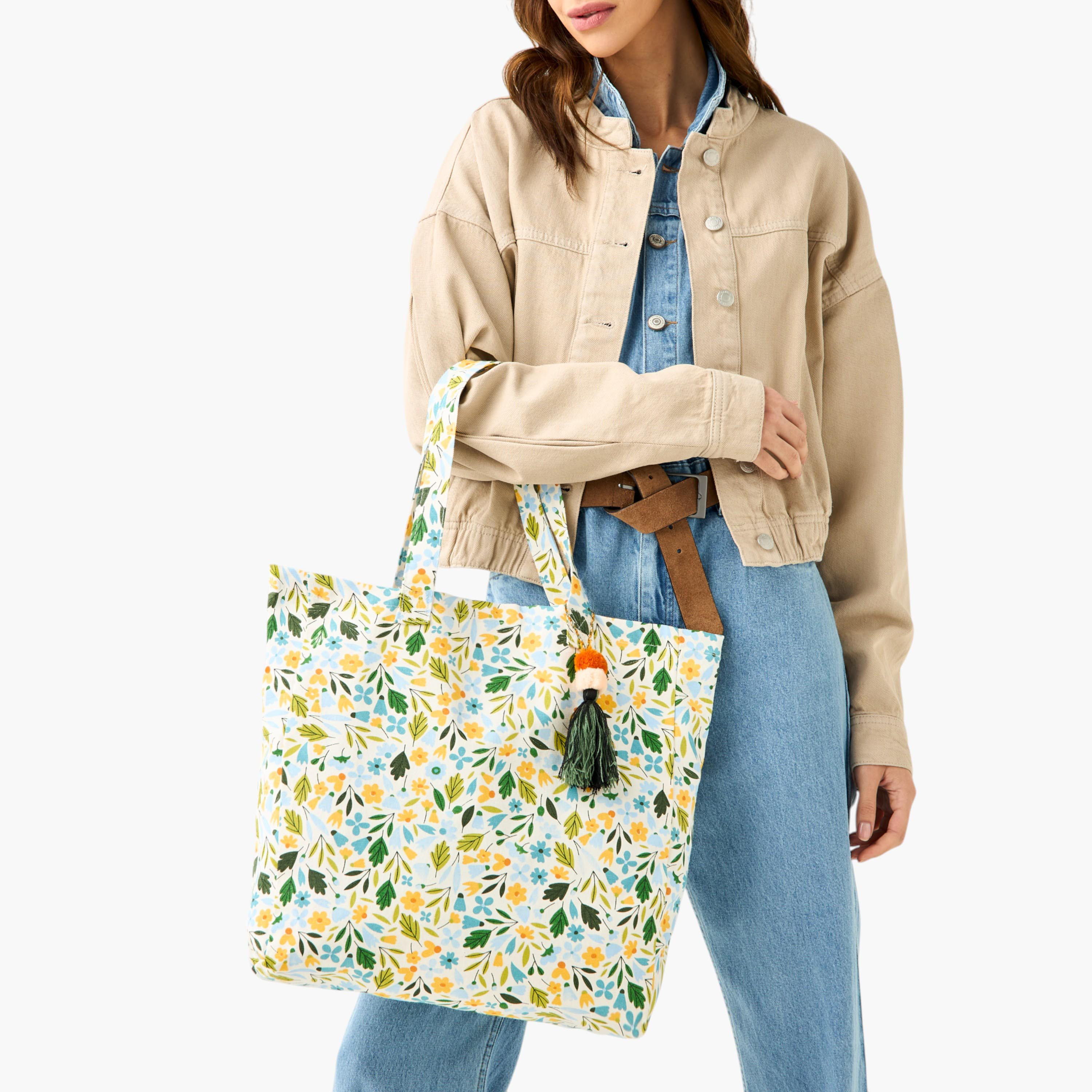 شنطة تسوق بمقابض مزدوجة وتفاصيل شُرّابات بطبعات-women-bagsandwallets-handbags-image-2