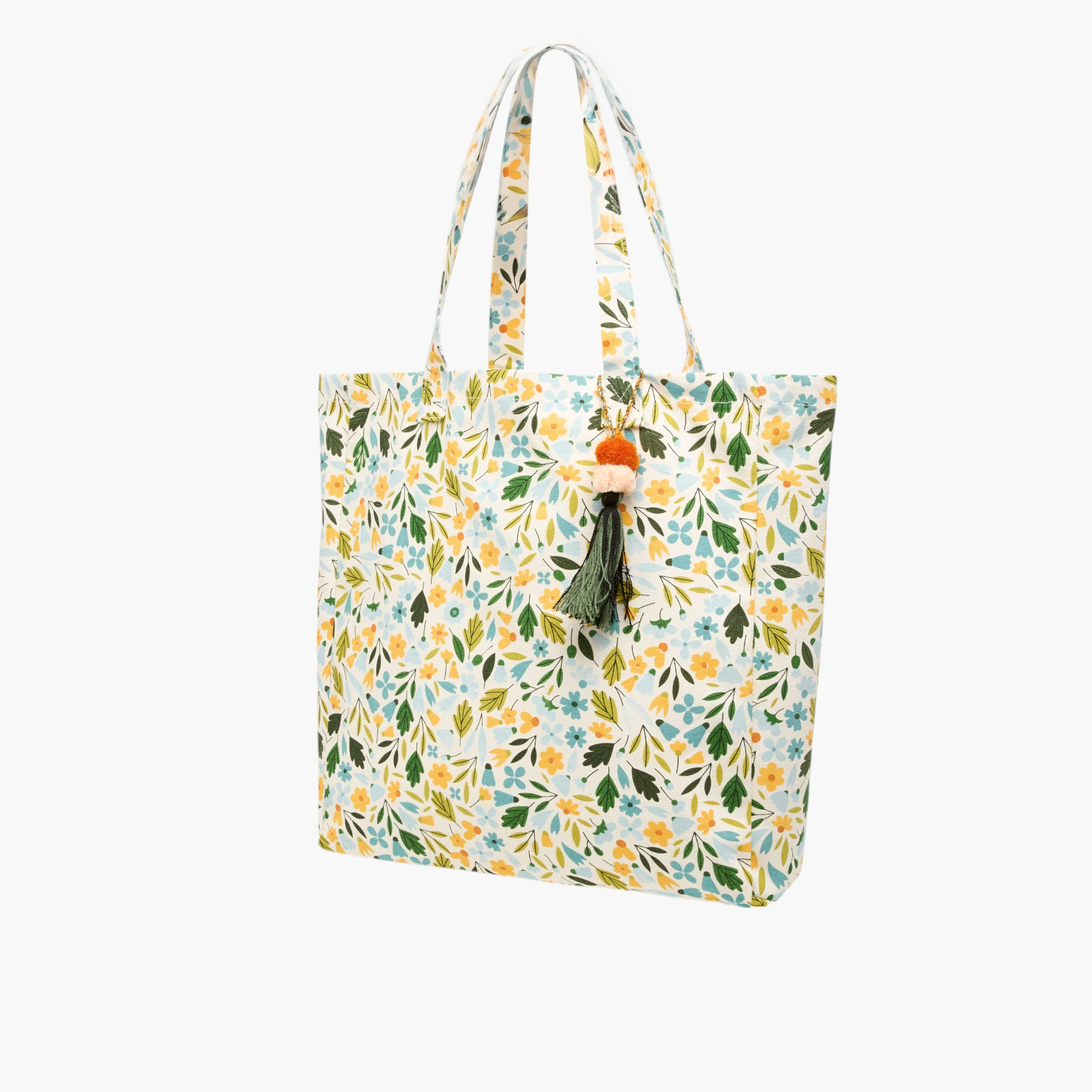 شنطة تسوق بمقابض مزدوجة وتفاصيل شُرّابات بطبعات-women-bagsandwallets-handbags-image-3