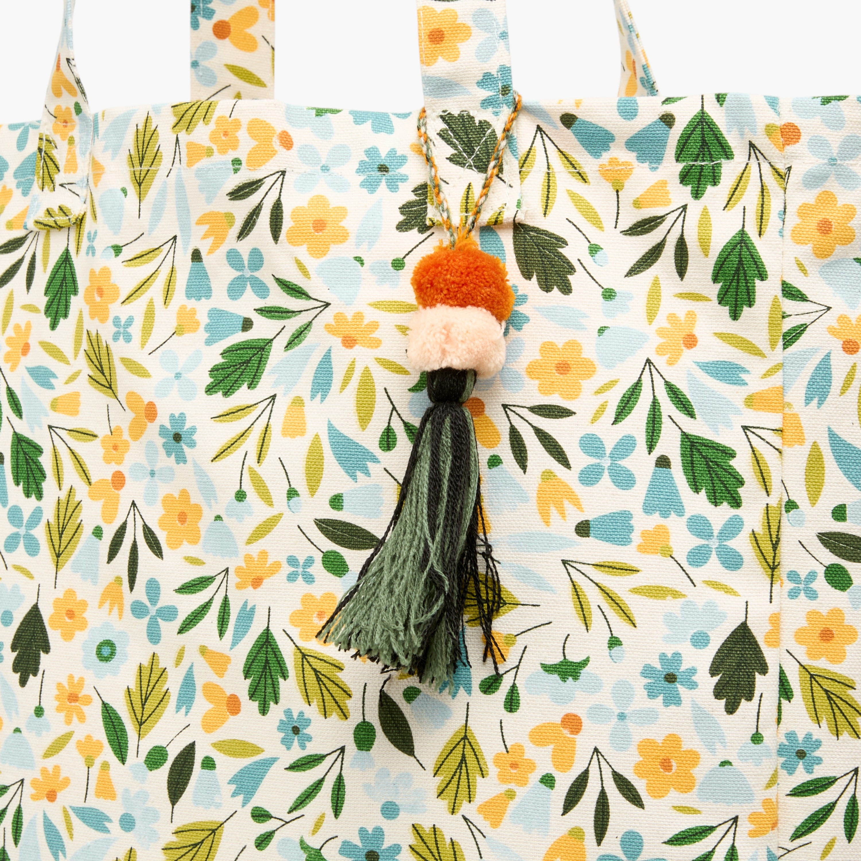 شنطة تسوق بمقابض مزدوجة وتفاصيل شُرّابات بطبعات-women-bagsandwallets-handbags-image-6