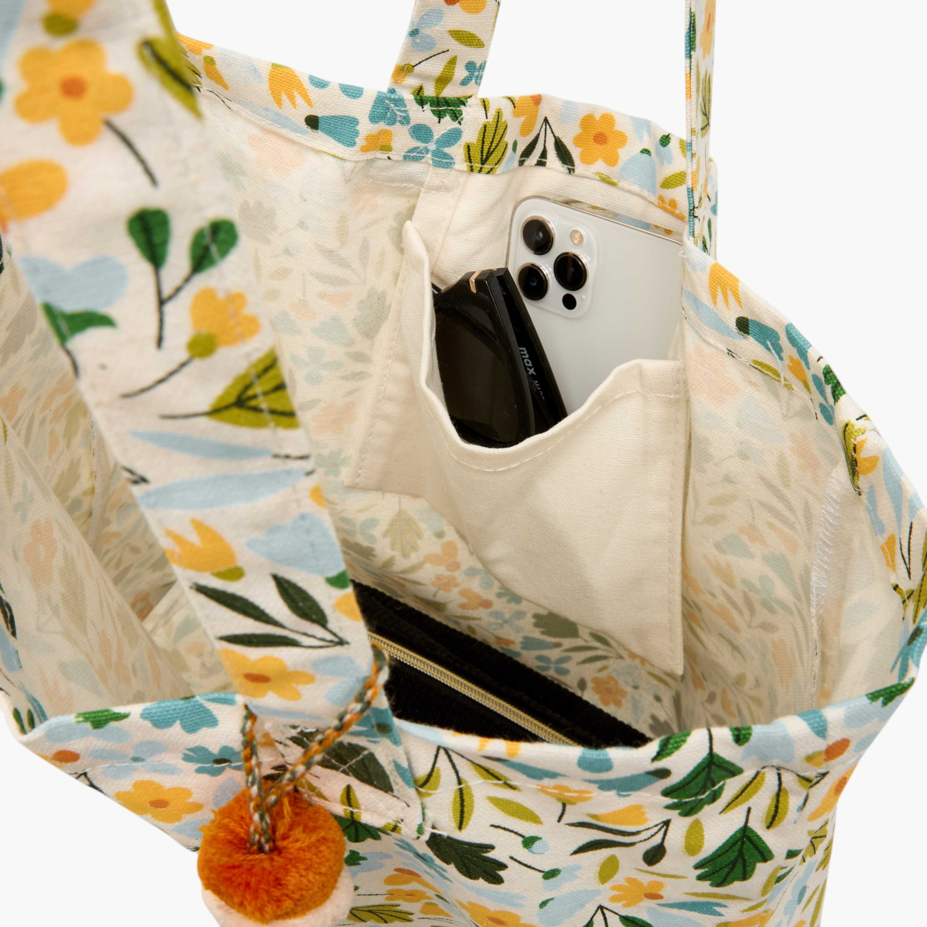 شنطة تسوق بمقابض مزدوجة وتفاصيل شُرّابات بطبعات-women-bagsandwallets-handbags-image-7