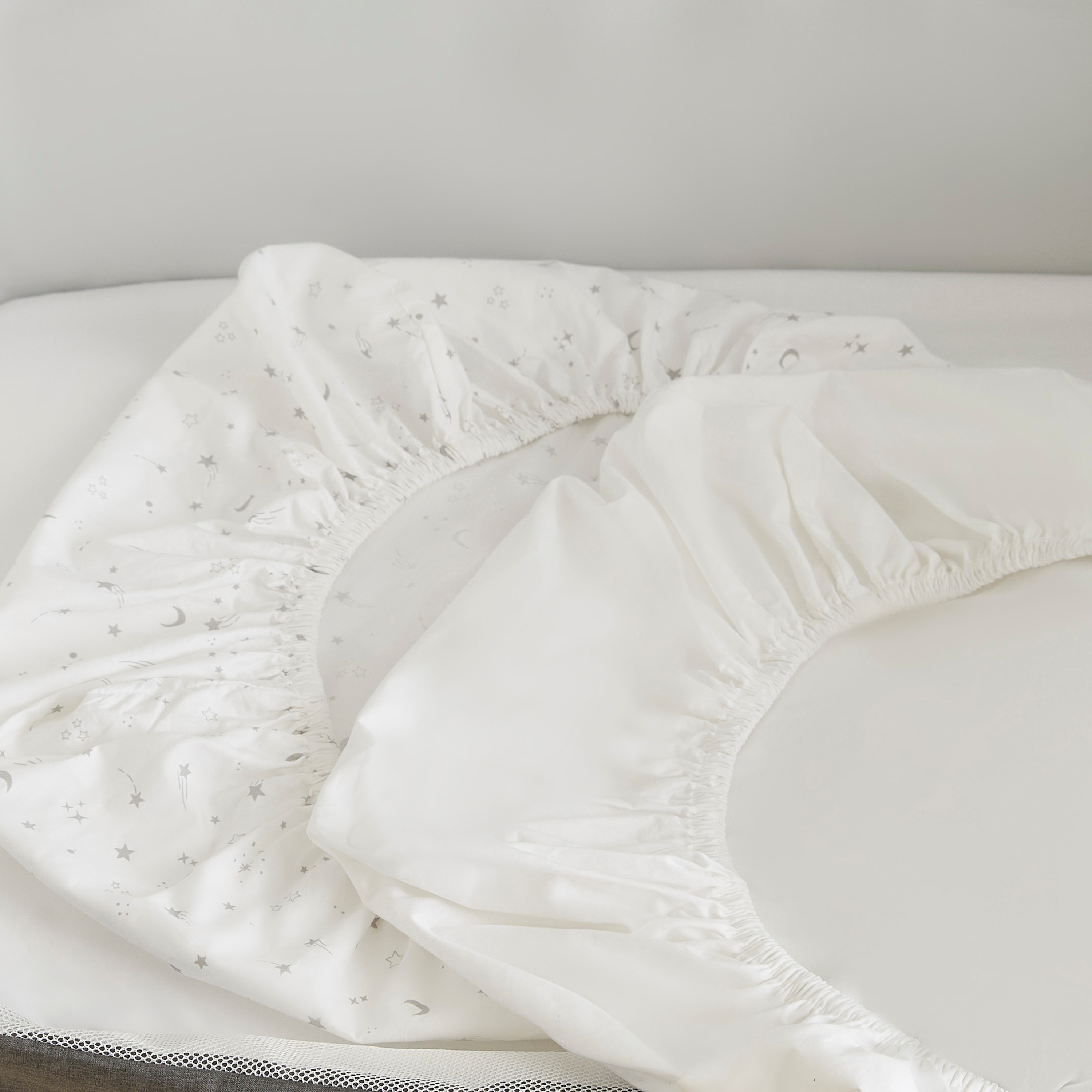 شرشف مطاطي لسرير الأطفال أدور من جونيورز - طقم من قطعتين-baby-nursery-babybedding-image-2