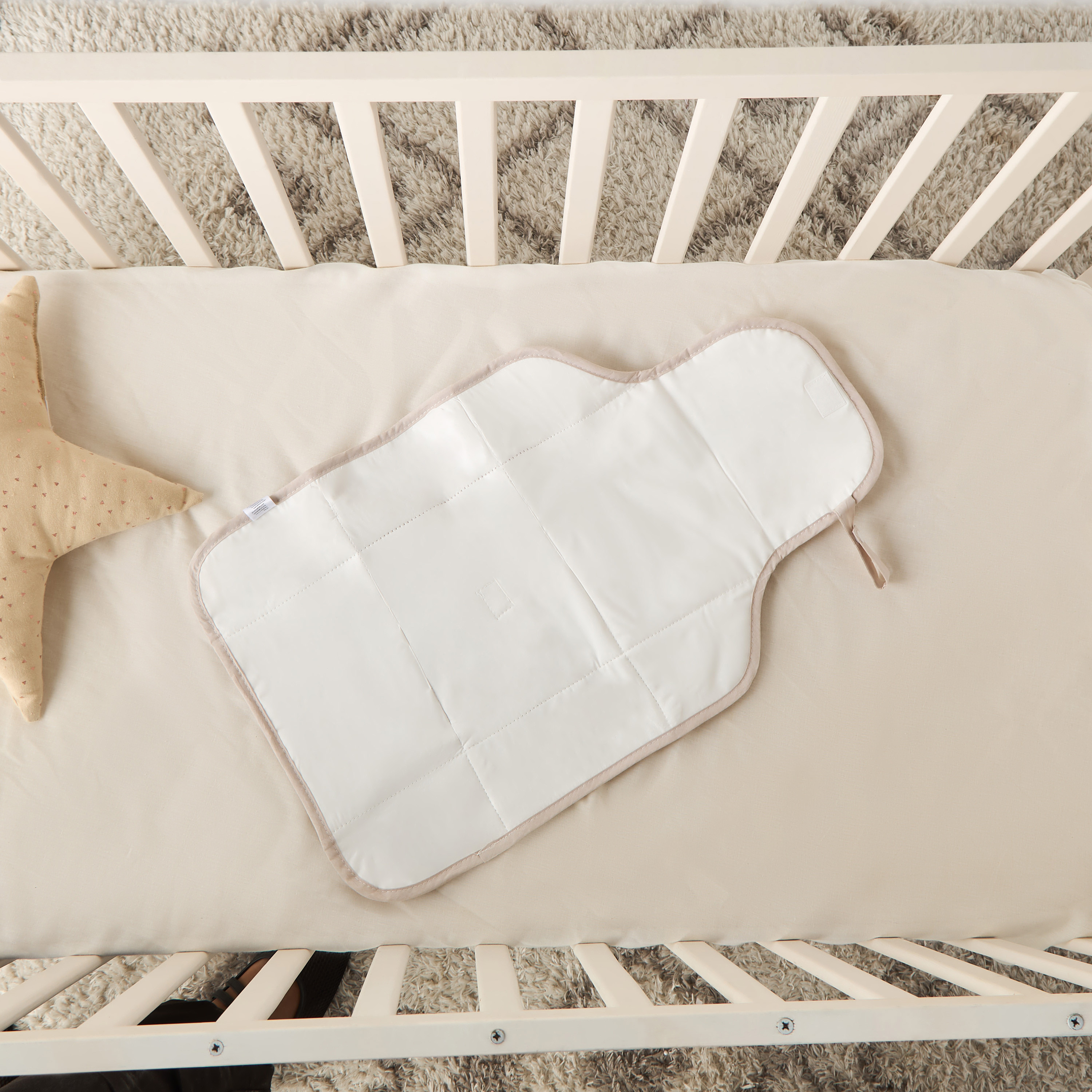 حصيرة تغيير الحفاضات من جيجلز-baby-diapering-changingmats-image-2