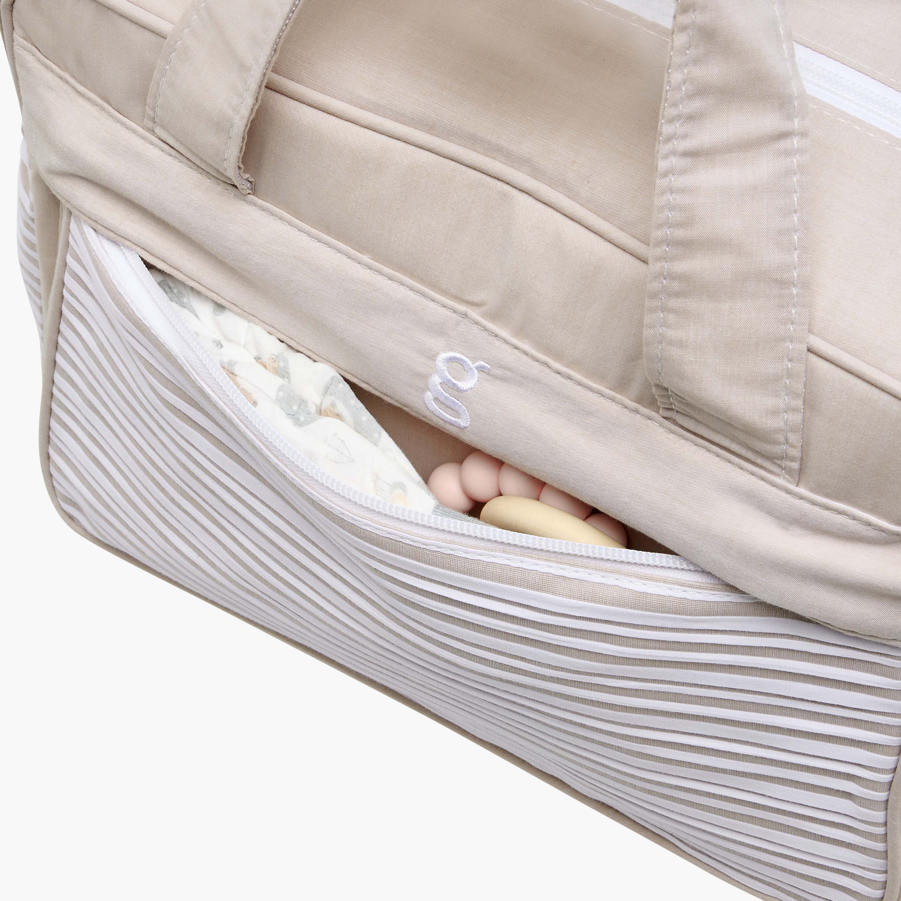 شنطة حفاضات مخطّطة بسحّاب إغلاق وحمّالة قابلة للتعديل من جيجلز-baby-diapering-diaperbags-image-2