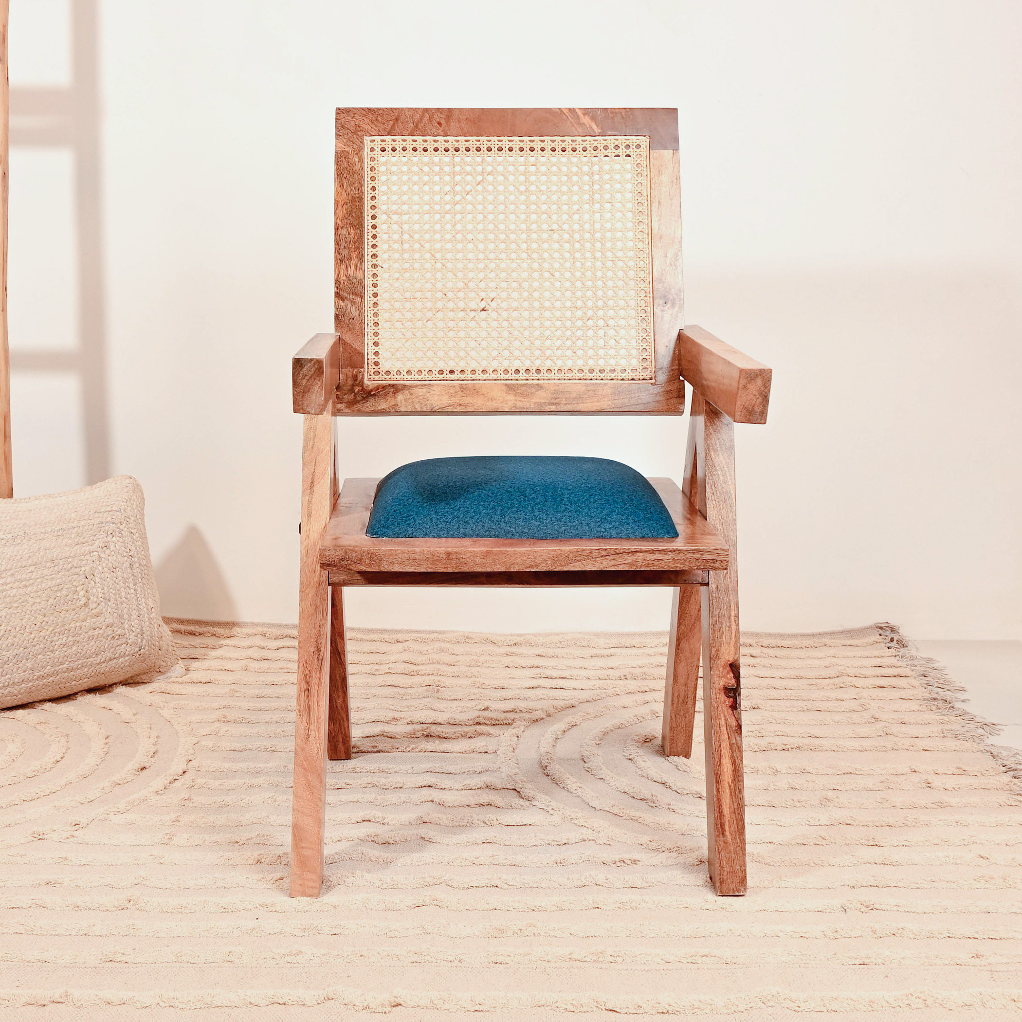 كرسي خشبي بتفاصيل الروطان مع وسادة مرفقة من لايف ستايل-furniture-sofaandseating-armchairs-image-2