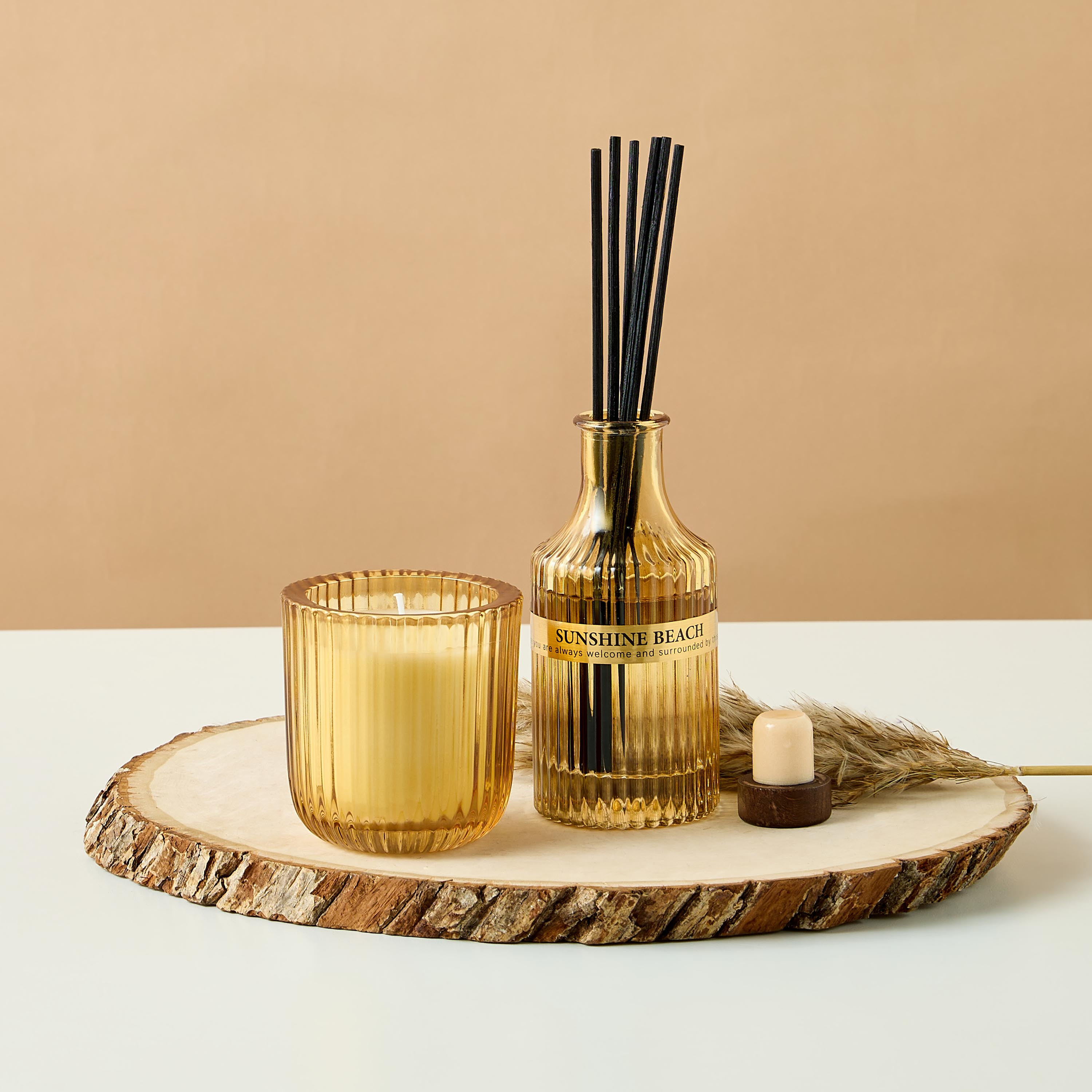 مجموعة هدايا موزع عطور زجاجي بأعواد وجرة شمع معطرة من صن شاين بيتش-household-homefragrance-fragrancegiftset-image-1