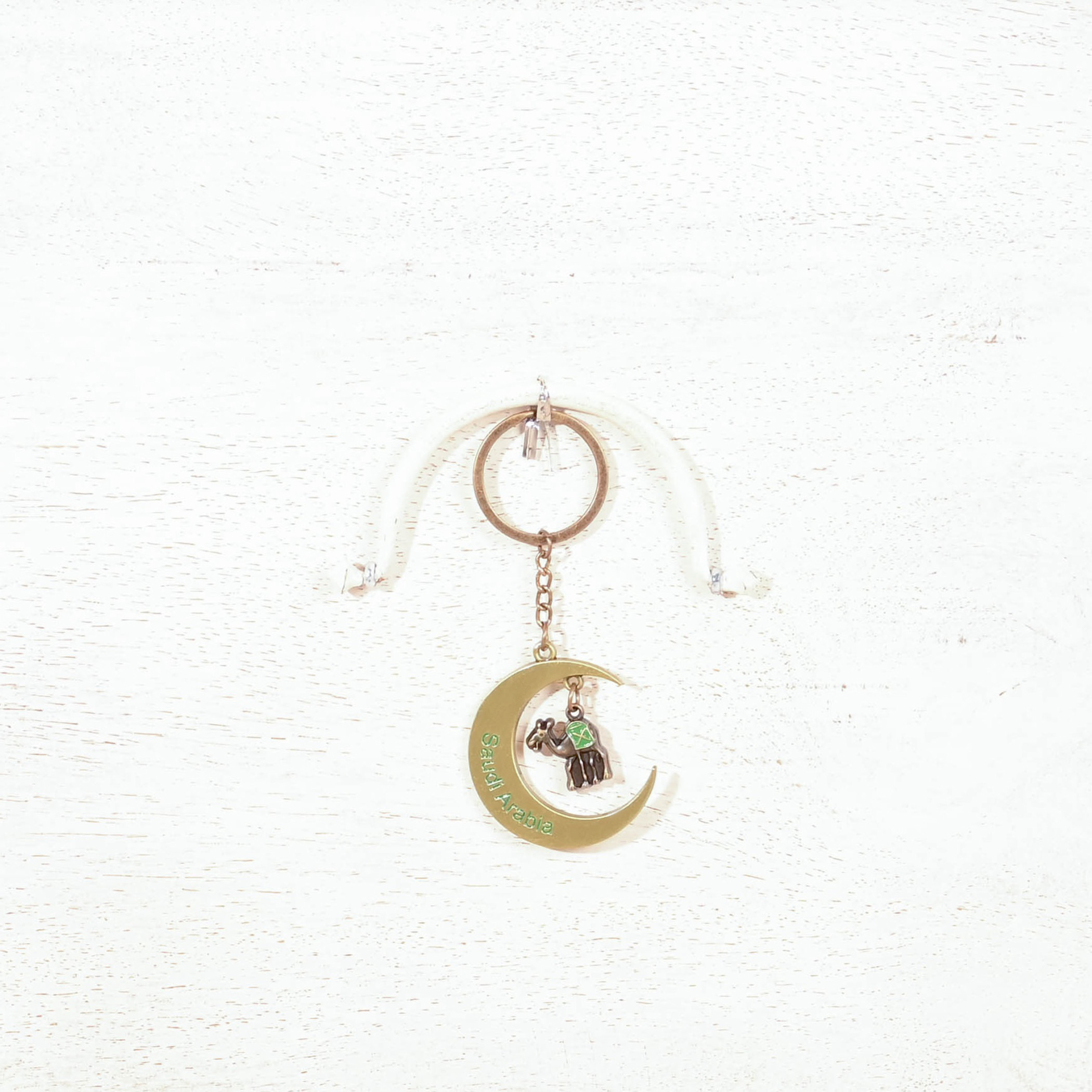 سلسلة مفاتيح على شكل هلال المملكة العربية السعودية مع جمل معلق من هوم كارفينج-household-decor-decorativeobjectsandsculptures-image-4