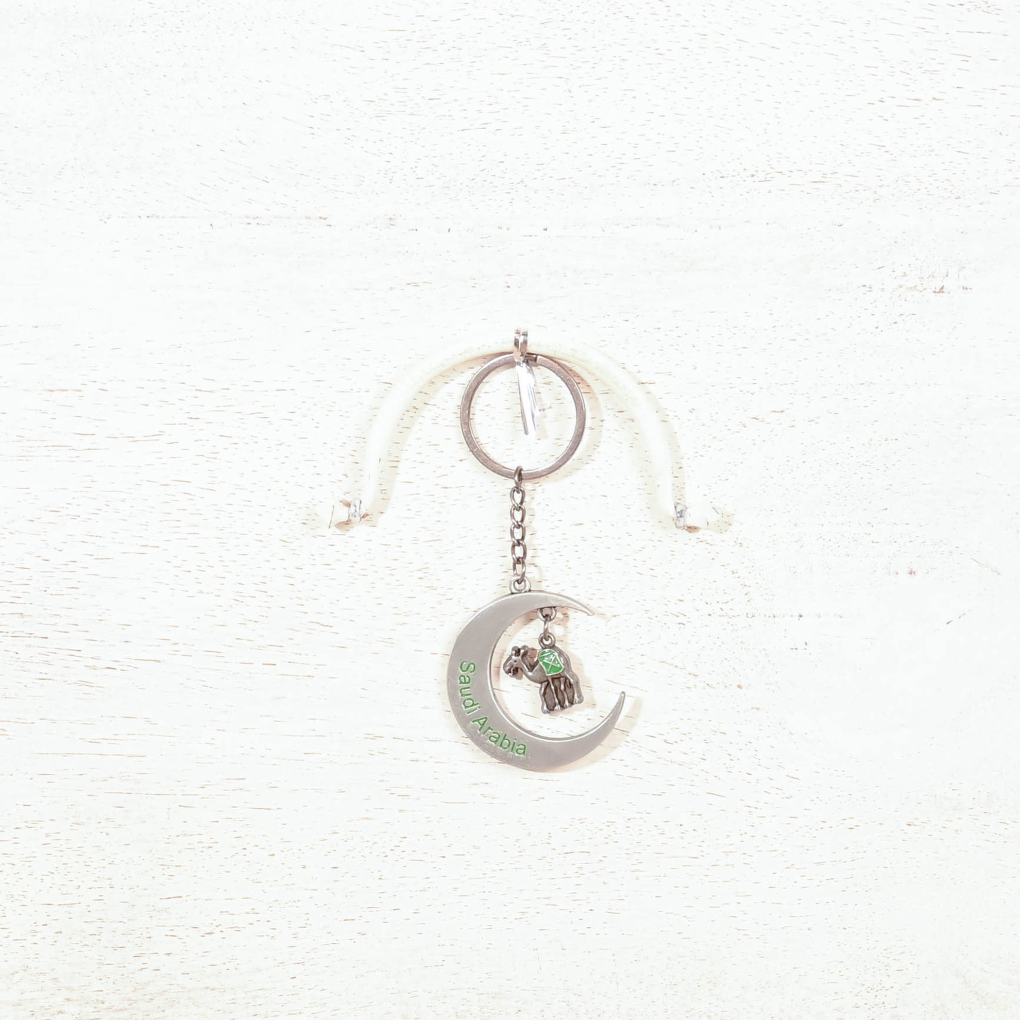 سلسلة مفاتيح على شكل هلال المملكة العربية السعودية مع جمل معلق من هوم كارفينج-household-decor-decorativeobjectsandsculptures-image-4