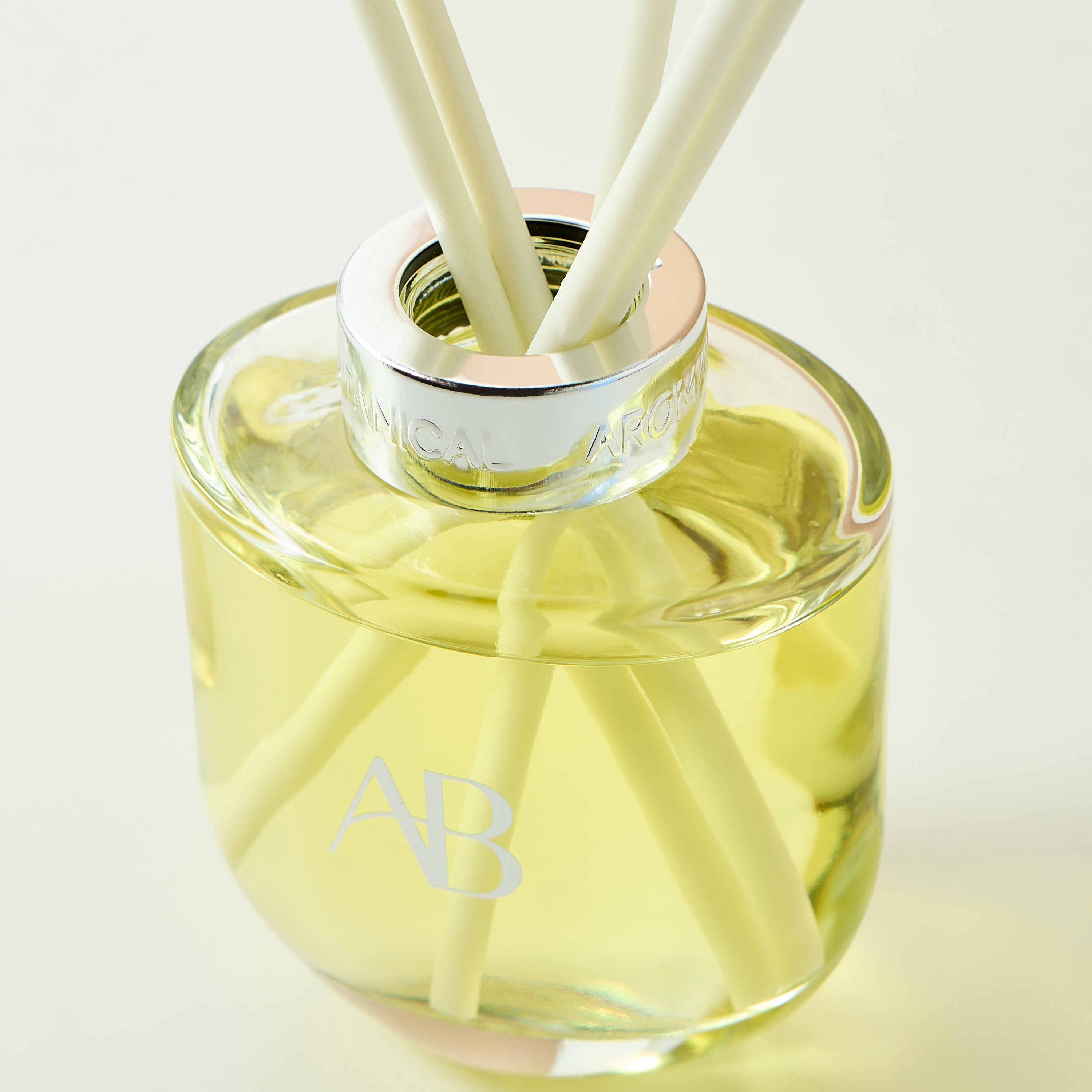 Aromabotanical Japanese Honeysuckle Reed Diffuser - 200 ml-household-homefragrance-reeddiffusers-image-3