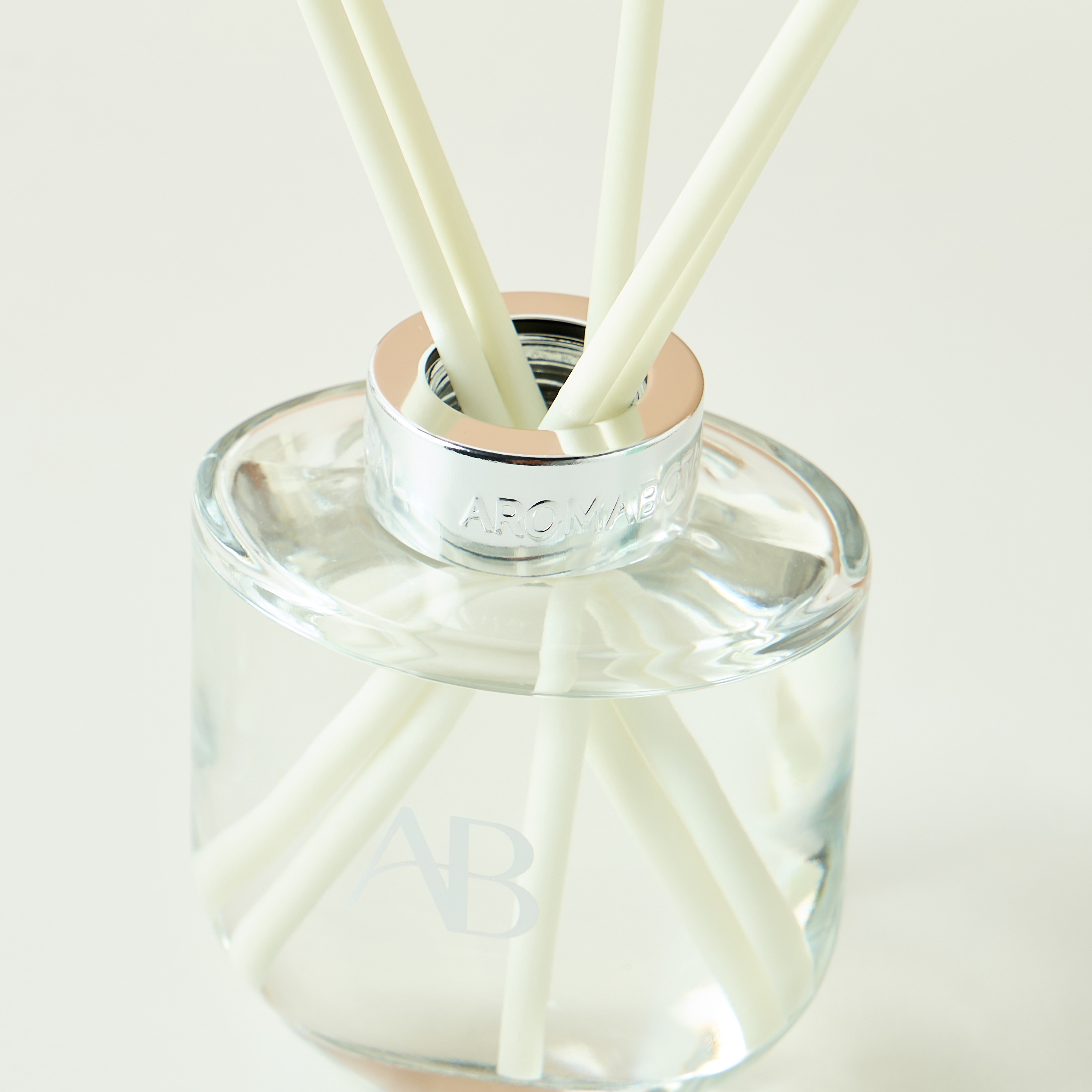 موزع عطور أعواد برائحة عشب الليمون والزنجبيل من أرومابوتنيكال - 200 مل-household-homefragrance-reeddiffusers-image-3