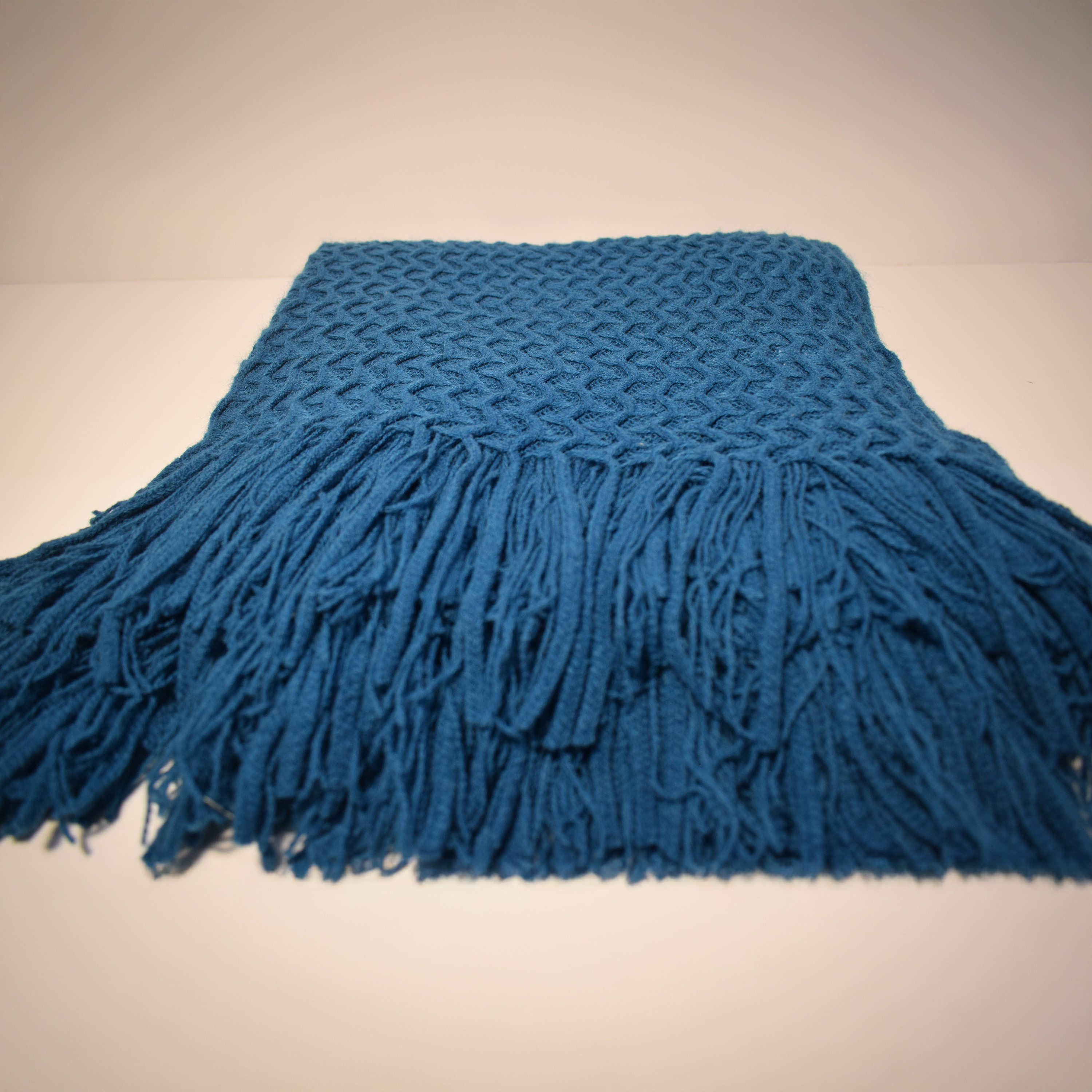 بطانية خفيفة أكريليك بارزة الملمس بشراشيب من كارلين ديكور - 127×152 سم-household-bedding-blankets-image-3