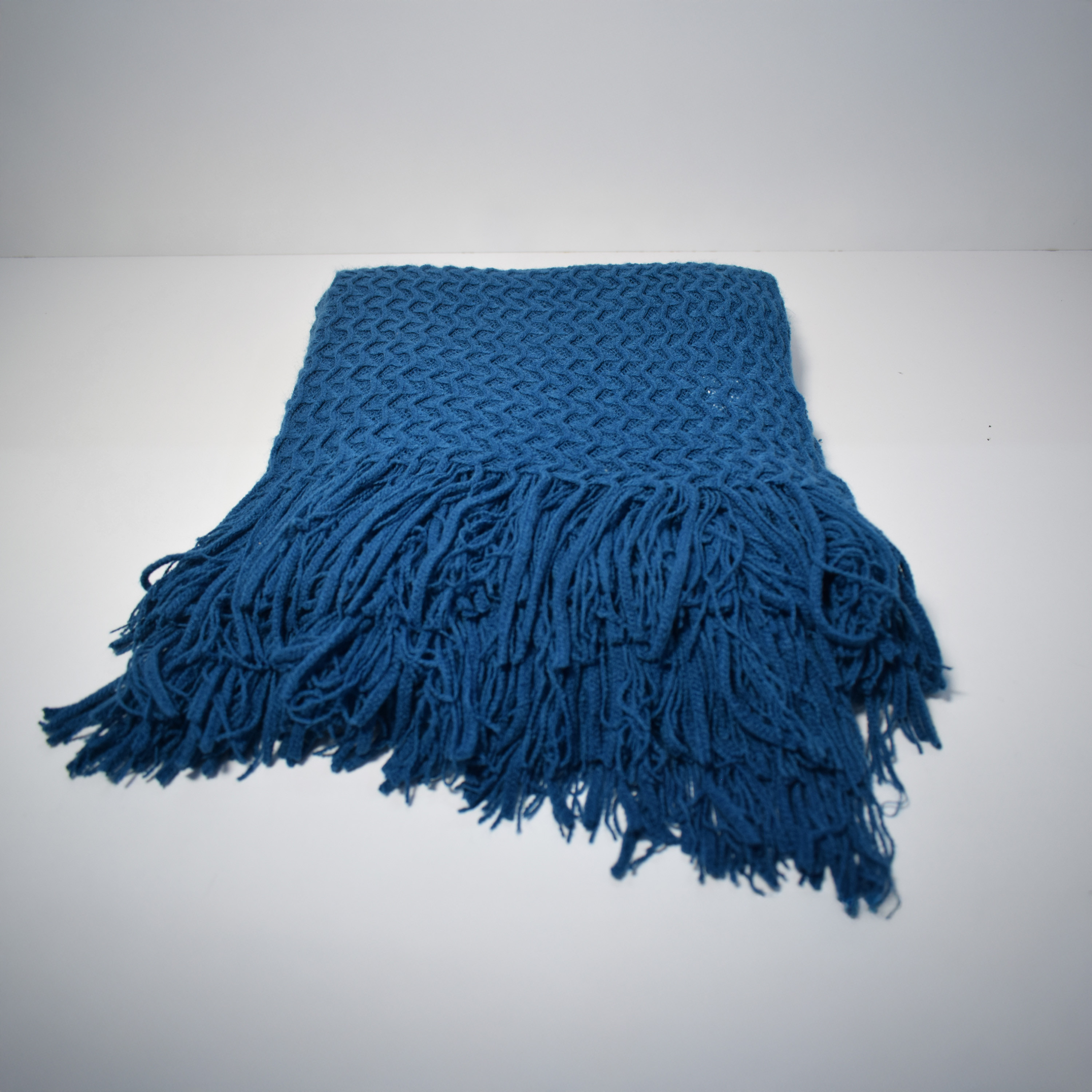 بطانية خفيفة أكريليك بارزة الملمس بشراشيب من كارلين ديكور - 127×152 سم-household-bedding-blankets-image-4