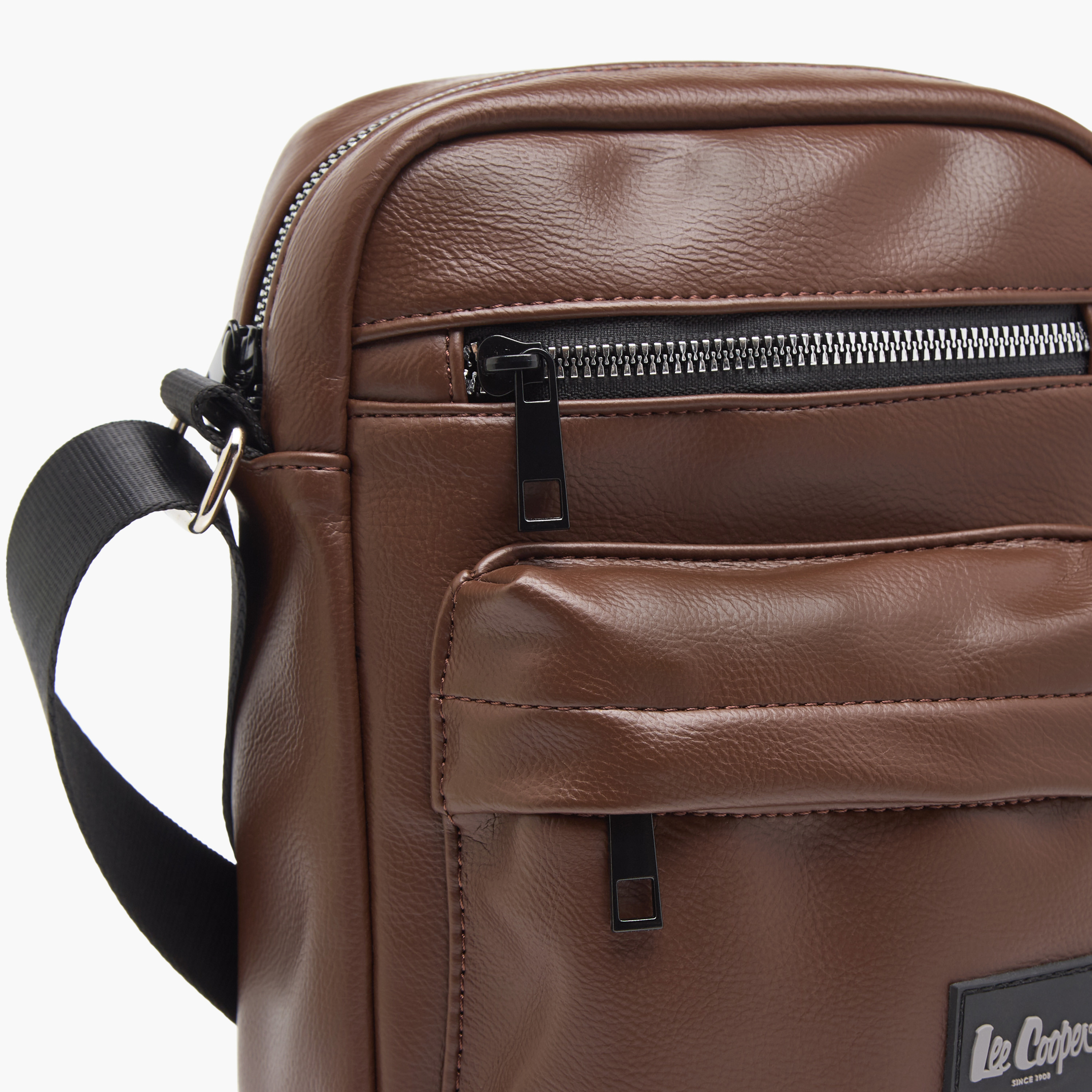 شنطة كروس بودي بارزة الملمس بحزام قابل للتعديل وسحّاب إغلاق من لي كوبر-men-bags-image-3