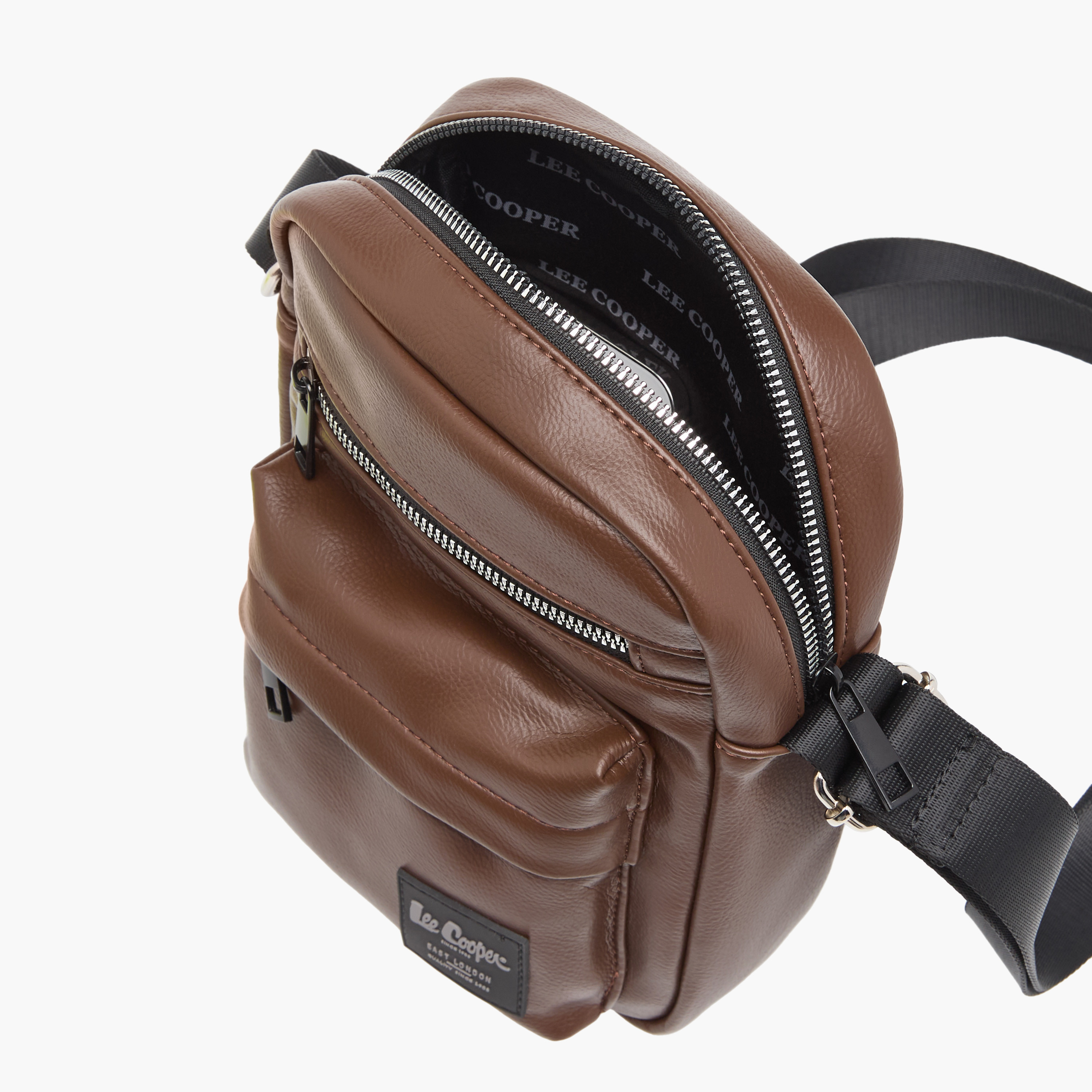 شنطة كروس بودي بارزة الملمس بحزام قابل للتعديل وسحّاب إغلاق من لي كوبر-men-bags-image-5