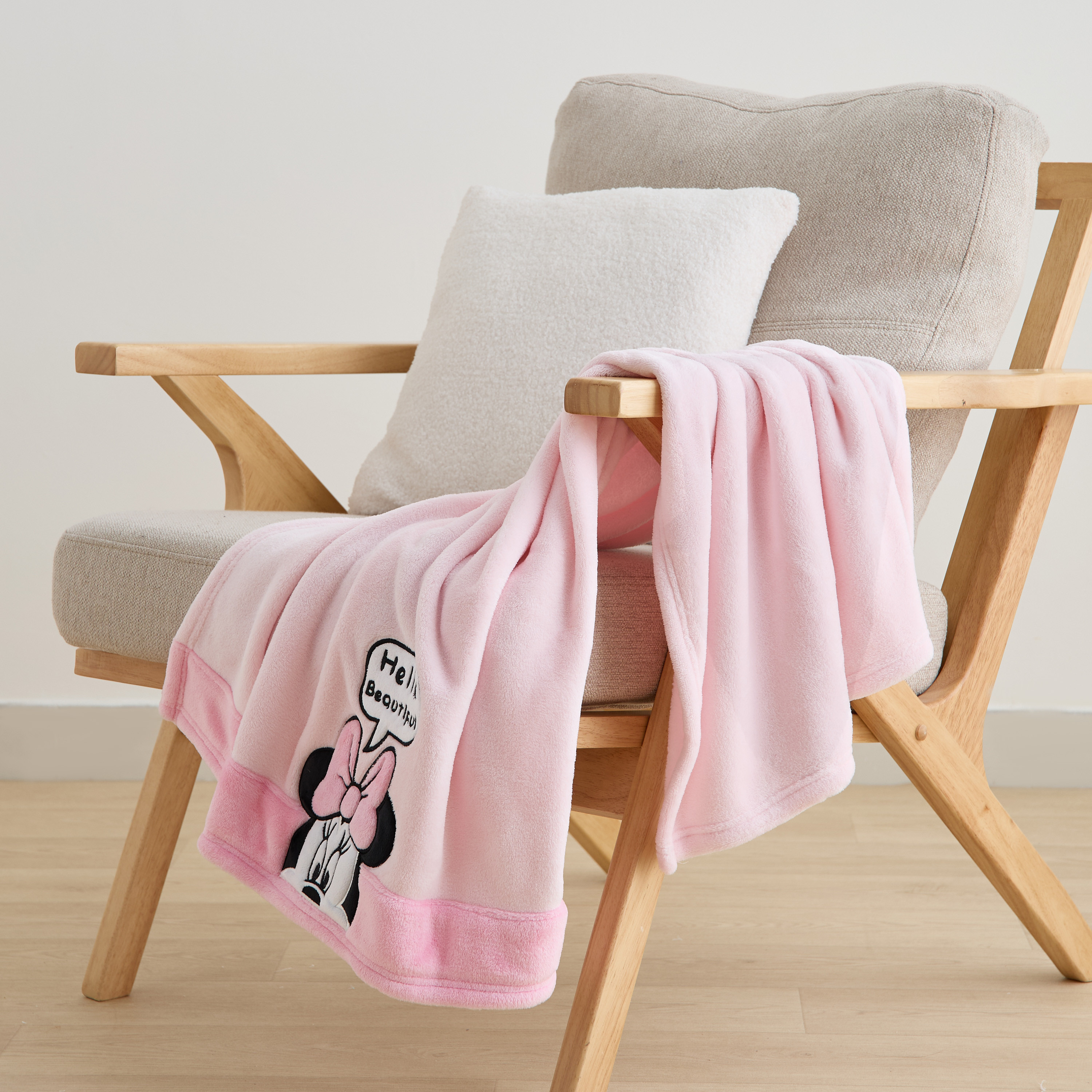 Disney Minnie Mouse Applique Raschel Blanket - 76x102 cm-baby-nursery-blanketsandswaddles-blanketsandquilts-image-2