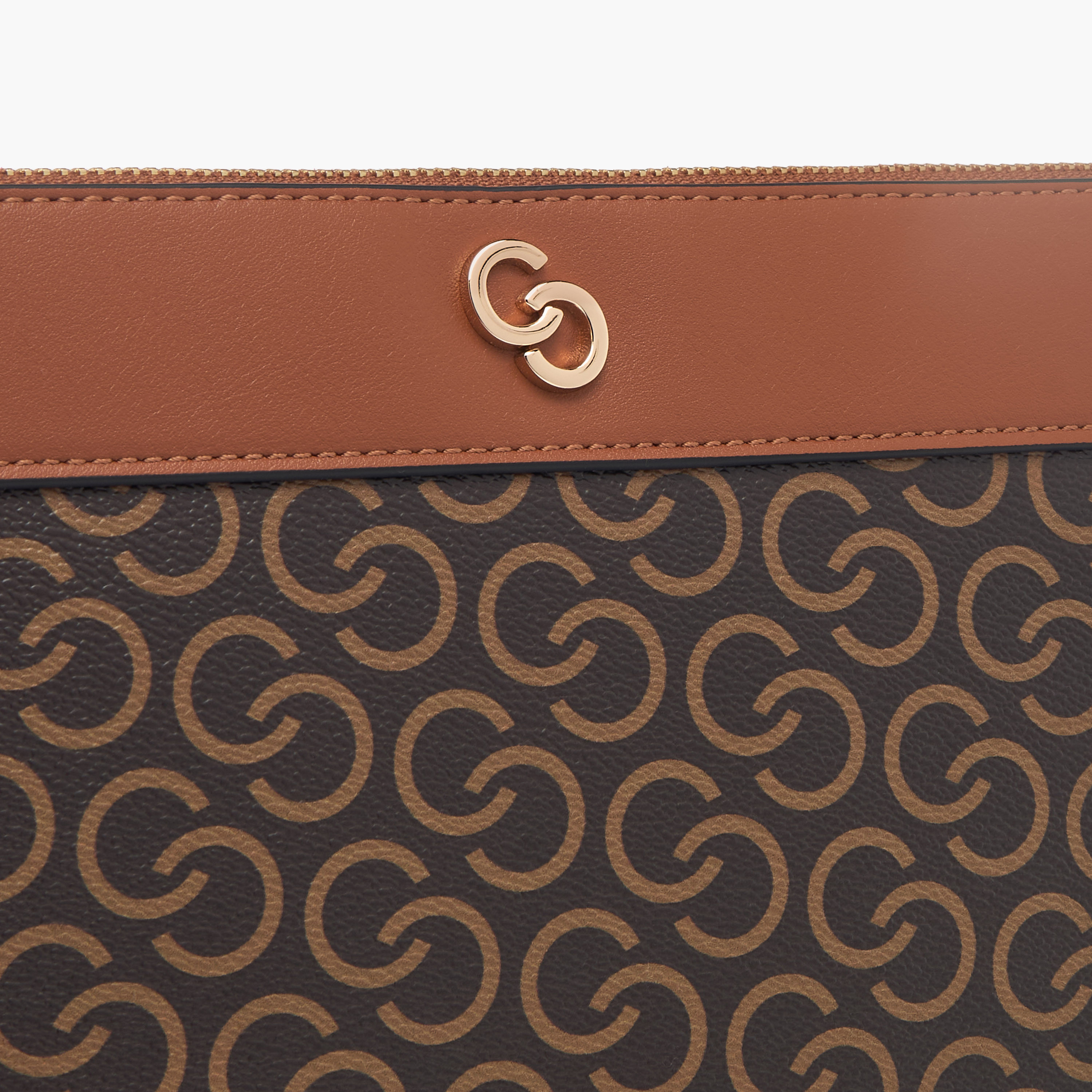 محفظة بطبعات مونوجرام وحزام معصم وسحاب إغلاق من سيليست-women-bagsandwallets-wallets-image-3