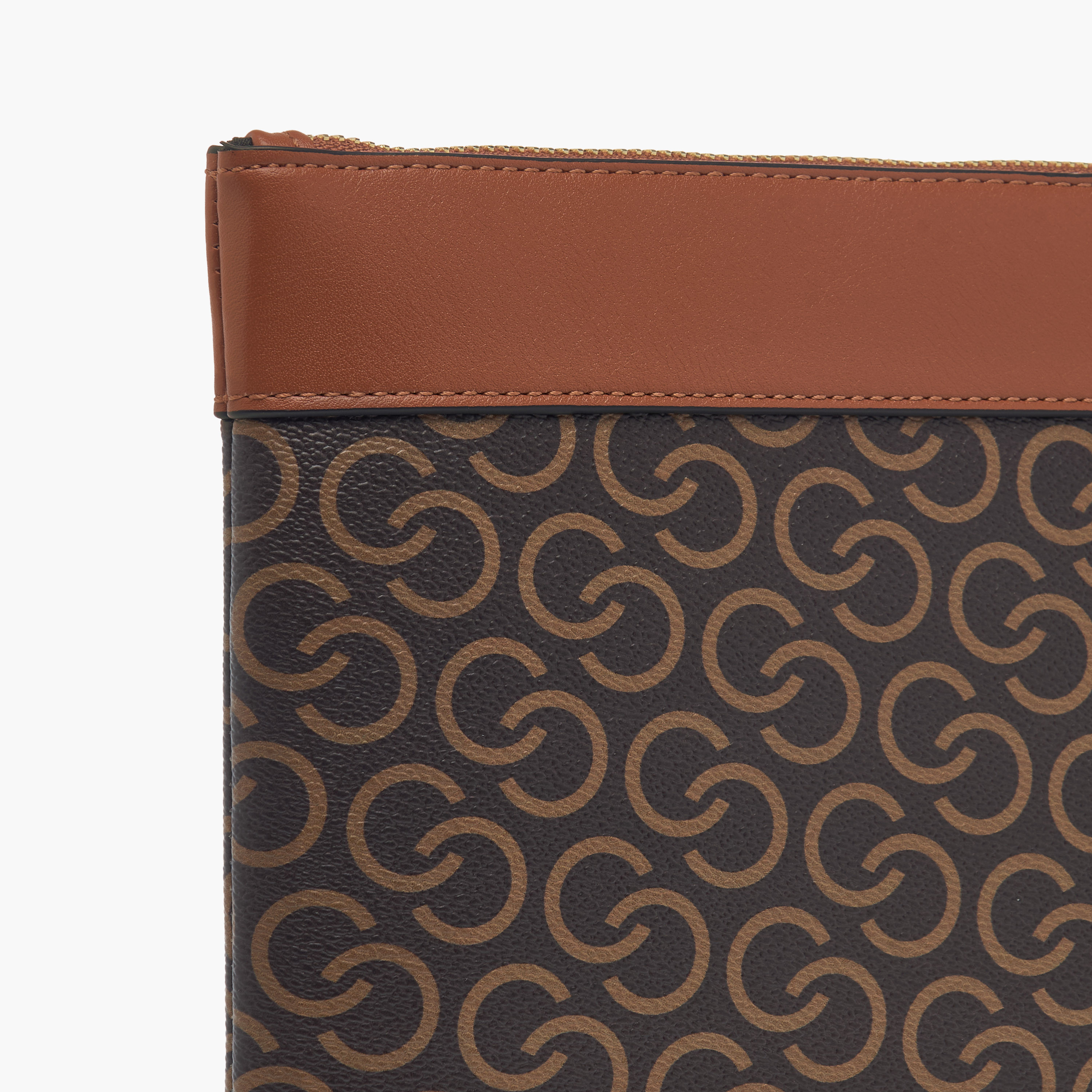 محفظة بطبعات مونوجرام وحزام معصم وسحاب إغلاق من سيليست-women-bagsandwallets-wallets-image-4