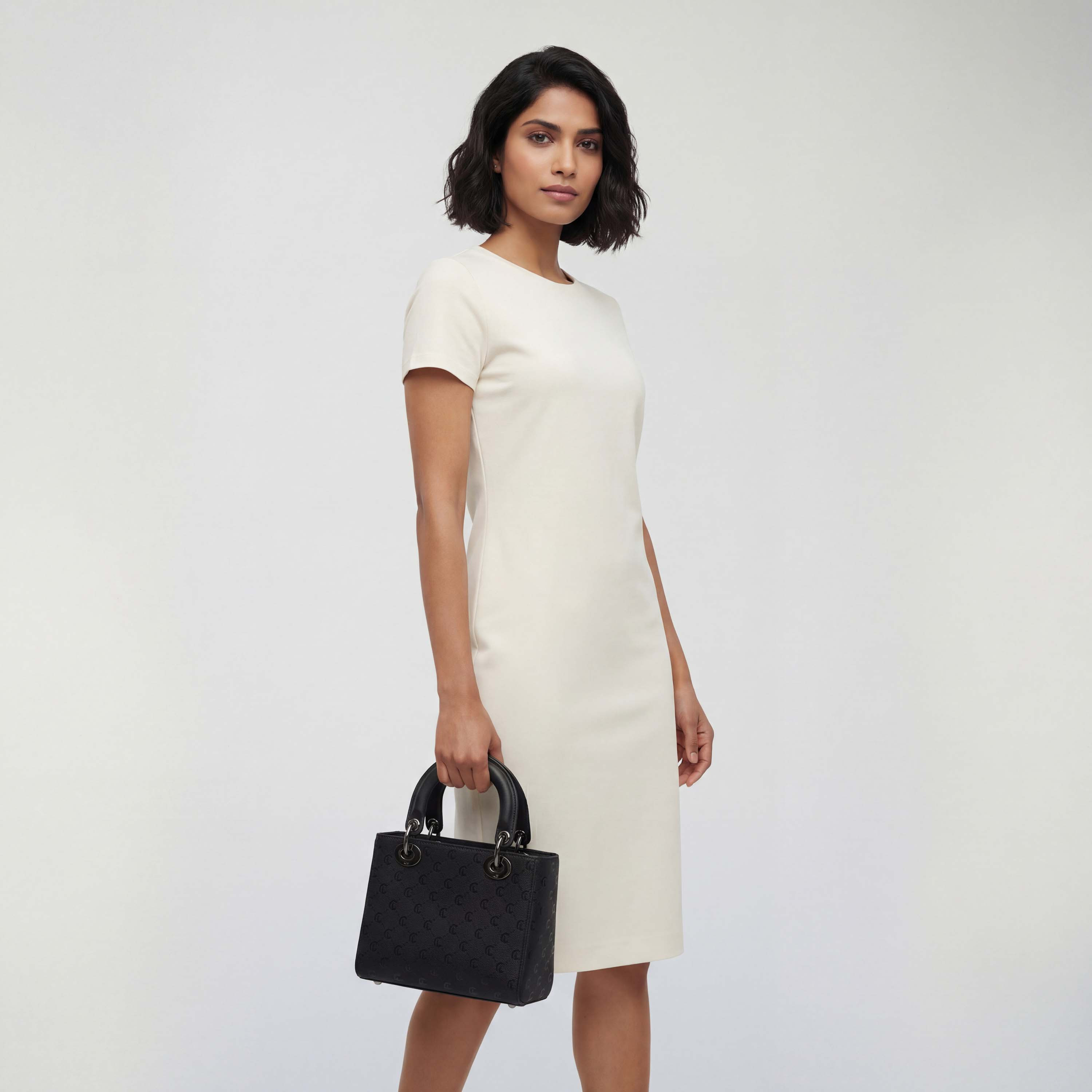 شنطة توتي بنقوش مونوجرام وسحاب إغلاق من لي كونفورت-women-bagsandwallets-handbags-image-2