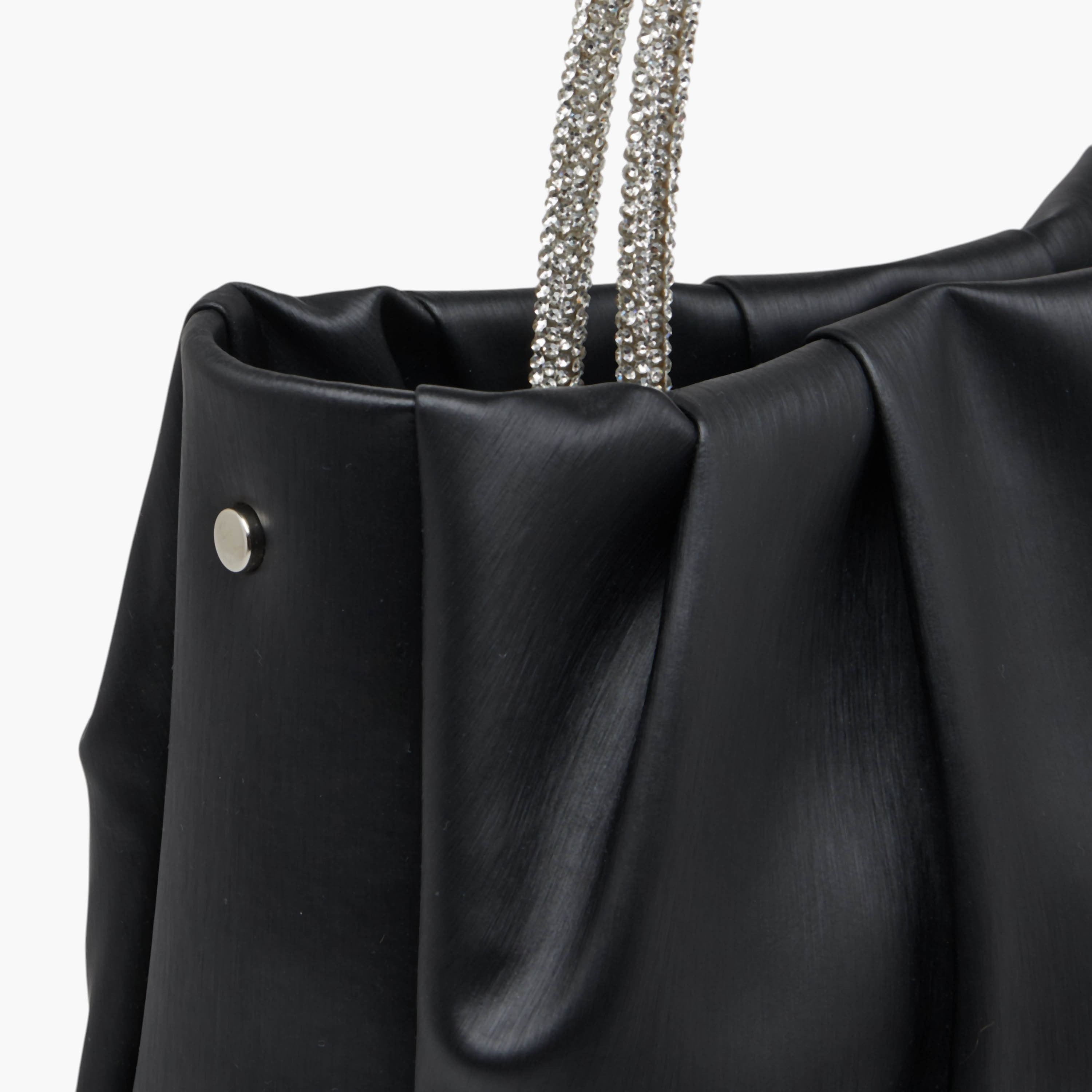 شنطة توتي بمقابض علوية مزينة وتفاصيل شعار من فلورا بيلا-women-bagsandwallets-handbags-image-5