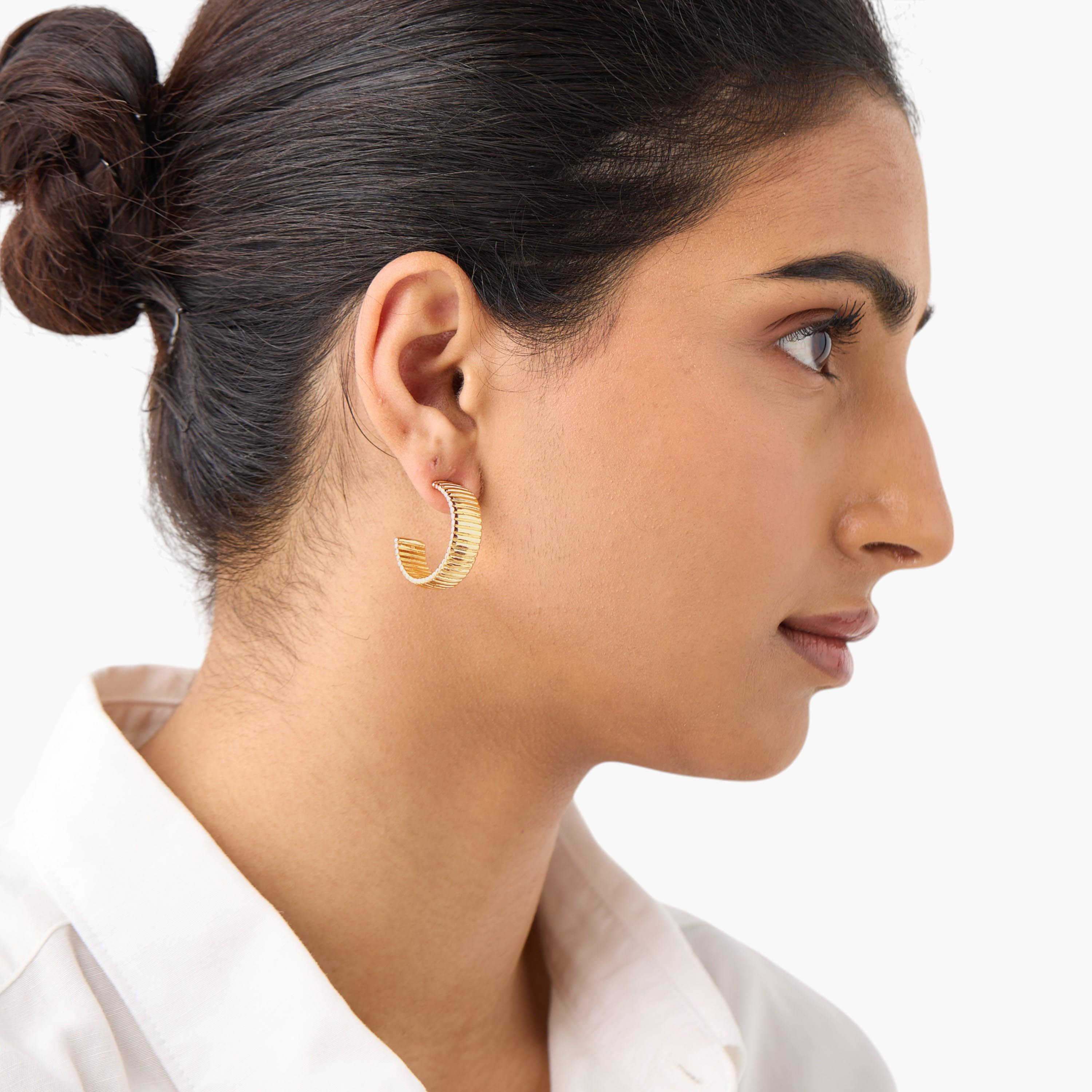 حلقان طوق ميتاليك بارزة الملمس بمكبس إغلاق خلفي - طقم 3 أزواج-women-watchesandjewellery-jewellery-earrings-image-2