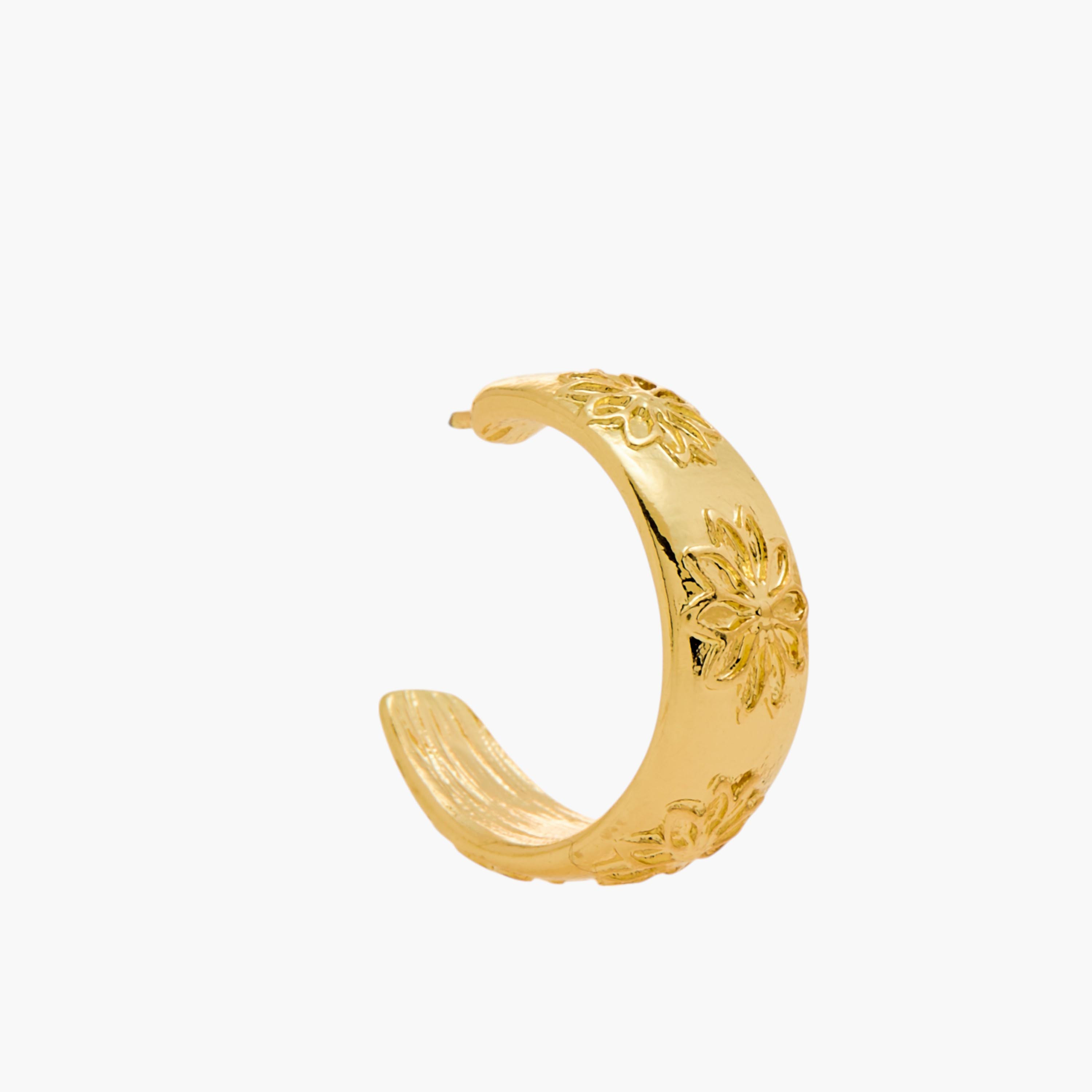 حلقان طوق ميتاليك بارزة الملمس بمكبس إغلاق خلفي - طقم 3 أزواج-women-watchesandjewellery-jewellery-earrings-image-5