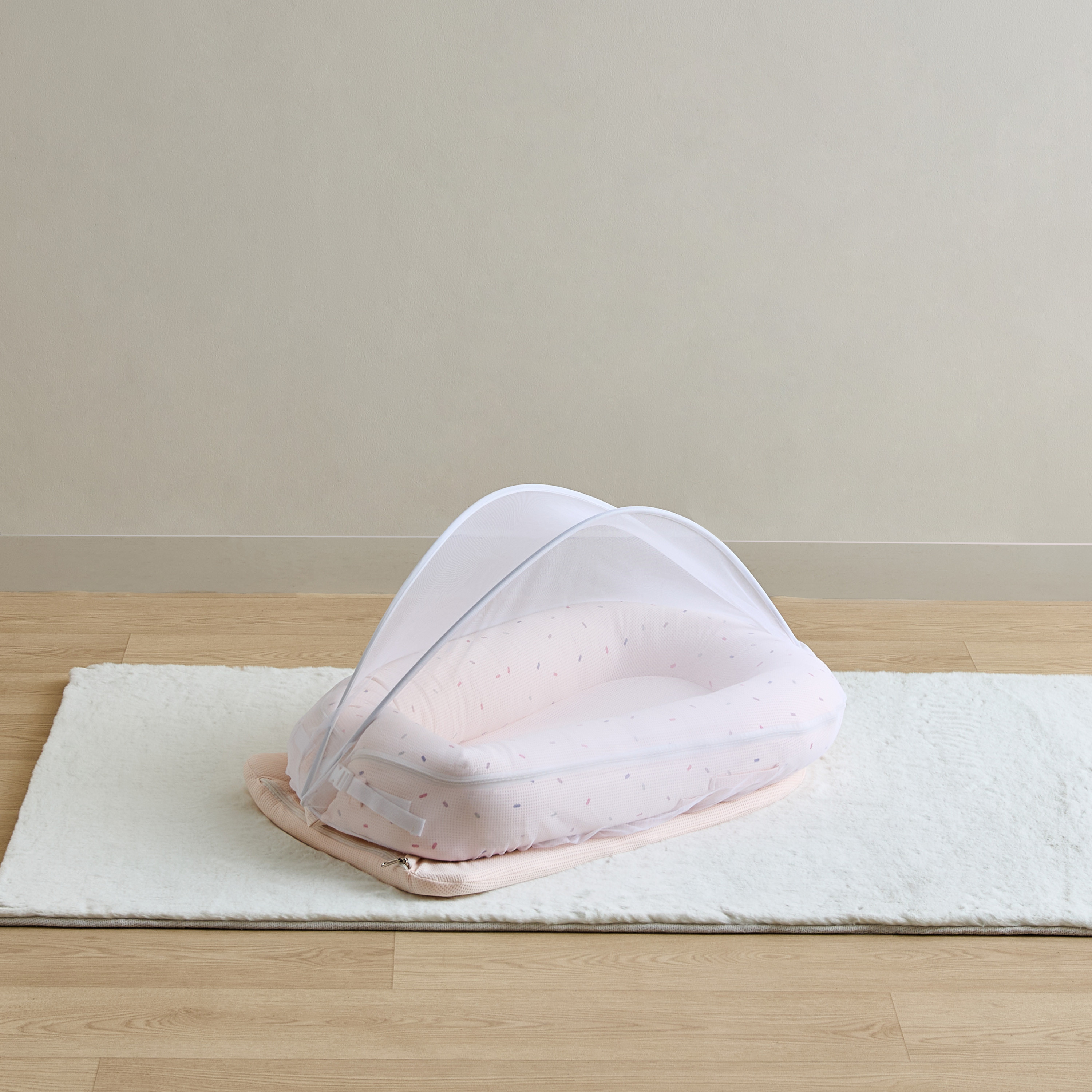 شنطة نوم وافل بارز الملمس وطبعات مع ناموسية من جيجلز-baby-nursery-blanketsandswaddles-swaddlesandsleepingbags-image-2