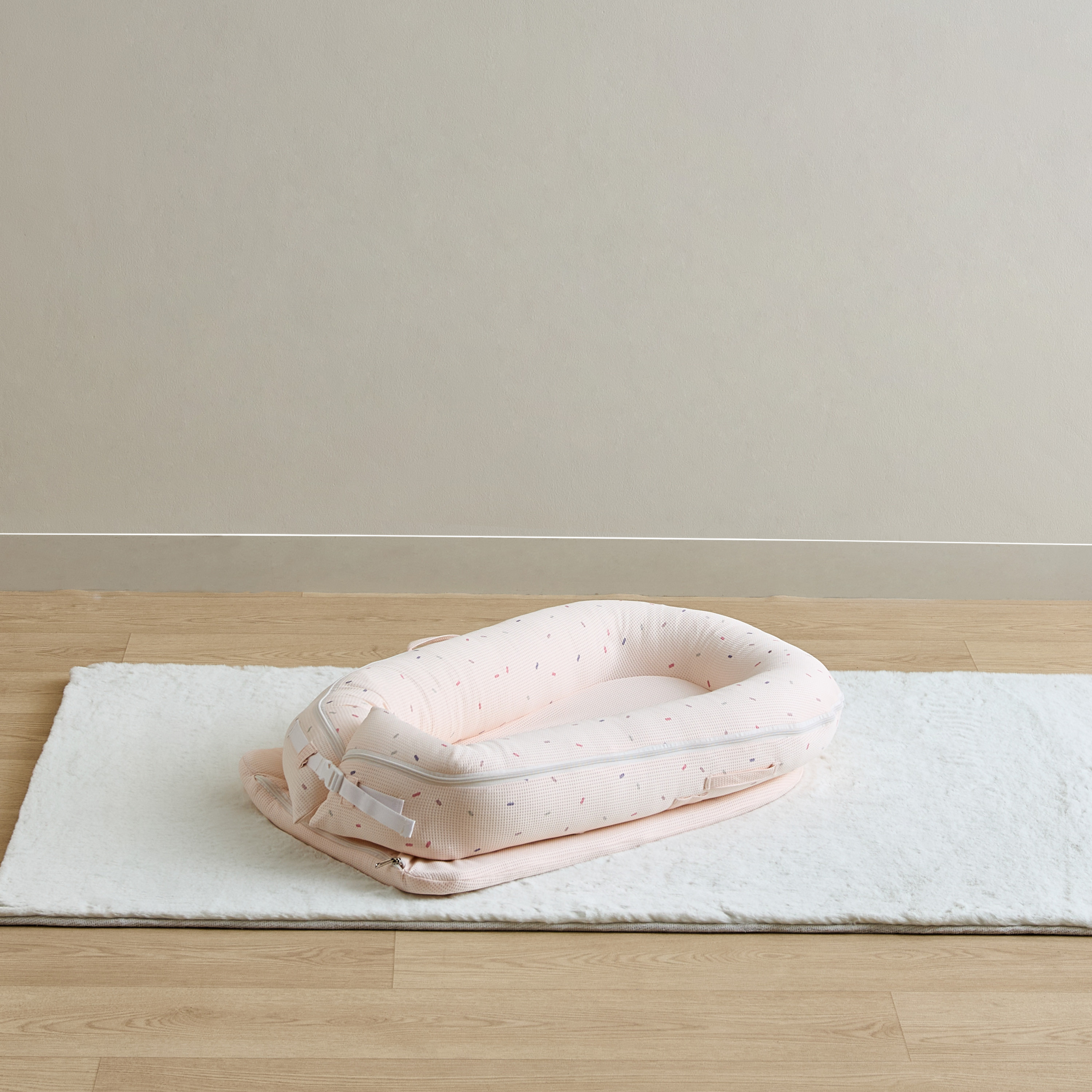 شنطة نوم وافل بارز الملمس وطبعات مع ناموسية من جيجلز-baby-nursery-blanketsandswaddles-swaddlesandsleepingbags-image-3