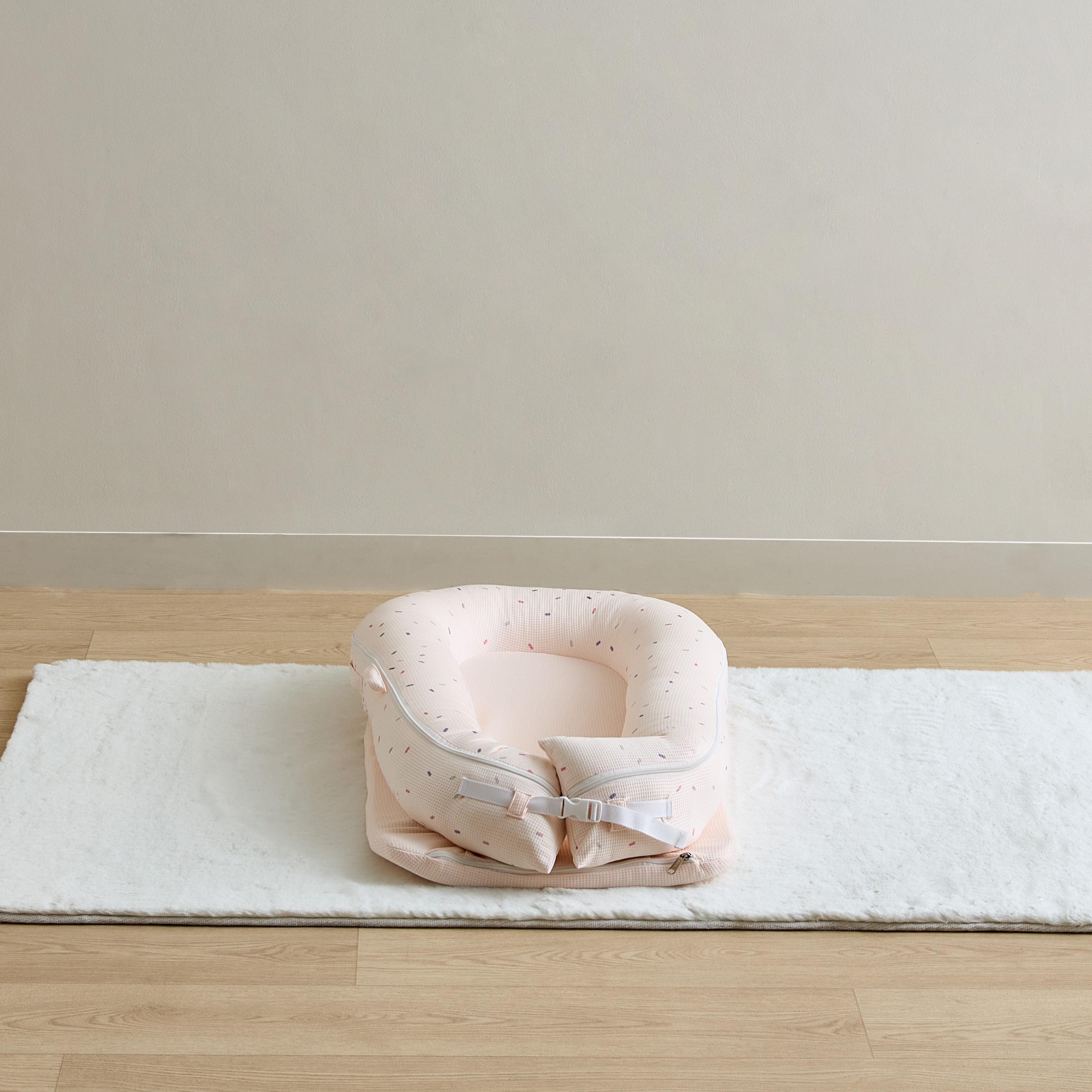 شنطة نوم وافل بارز الملمس وطبعات مع ناموسية من جيجلز-baby-nursery-blanketsandswaddles-swaddlesandsleepingbags-image-4