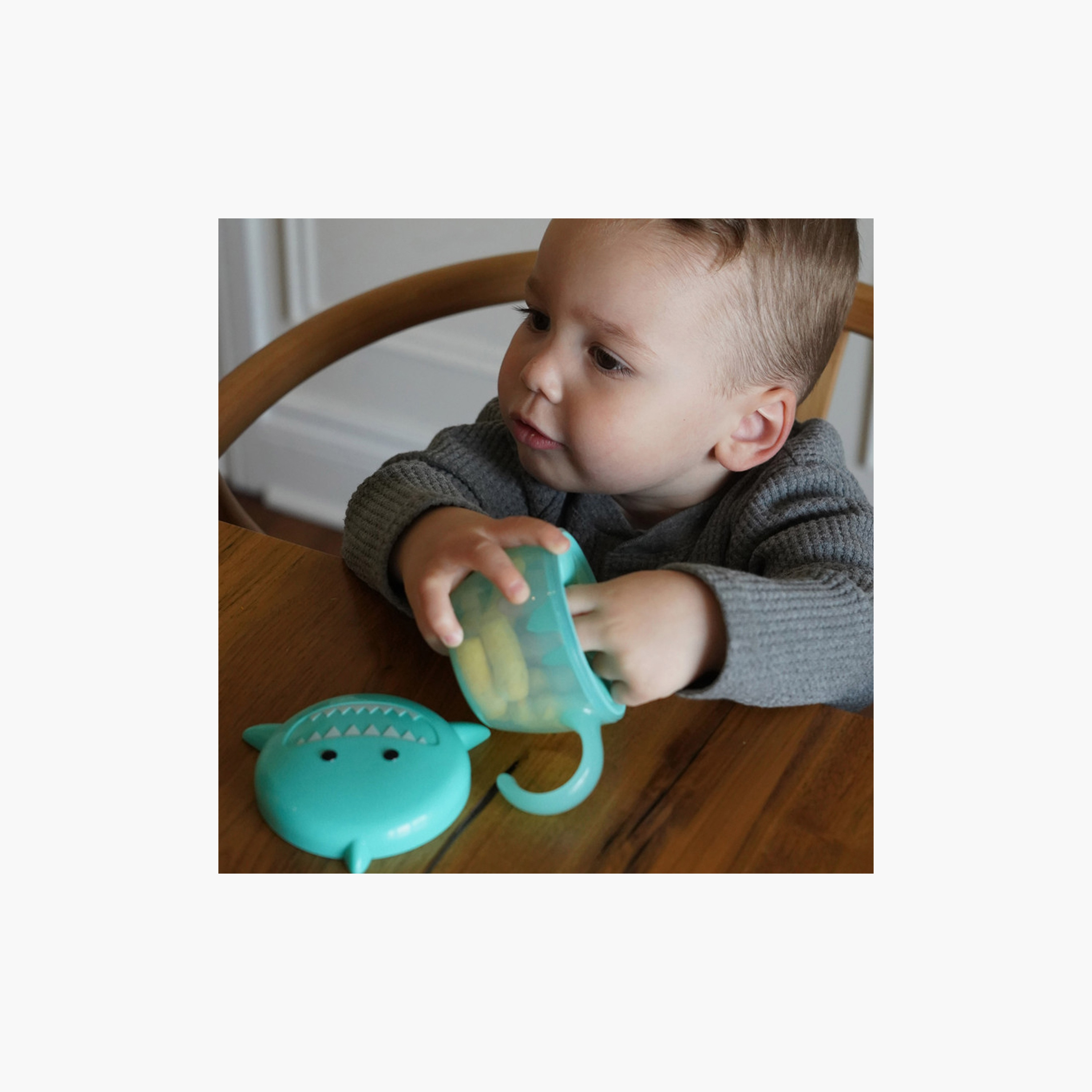 حاوية الوجبات الخفيفة مع مصيدة للأصابع من ميلي - سمكة قرش - فيروزي-baby-feeding-mealtimeessentials-image-4