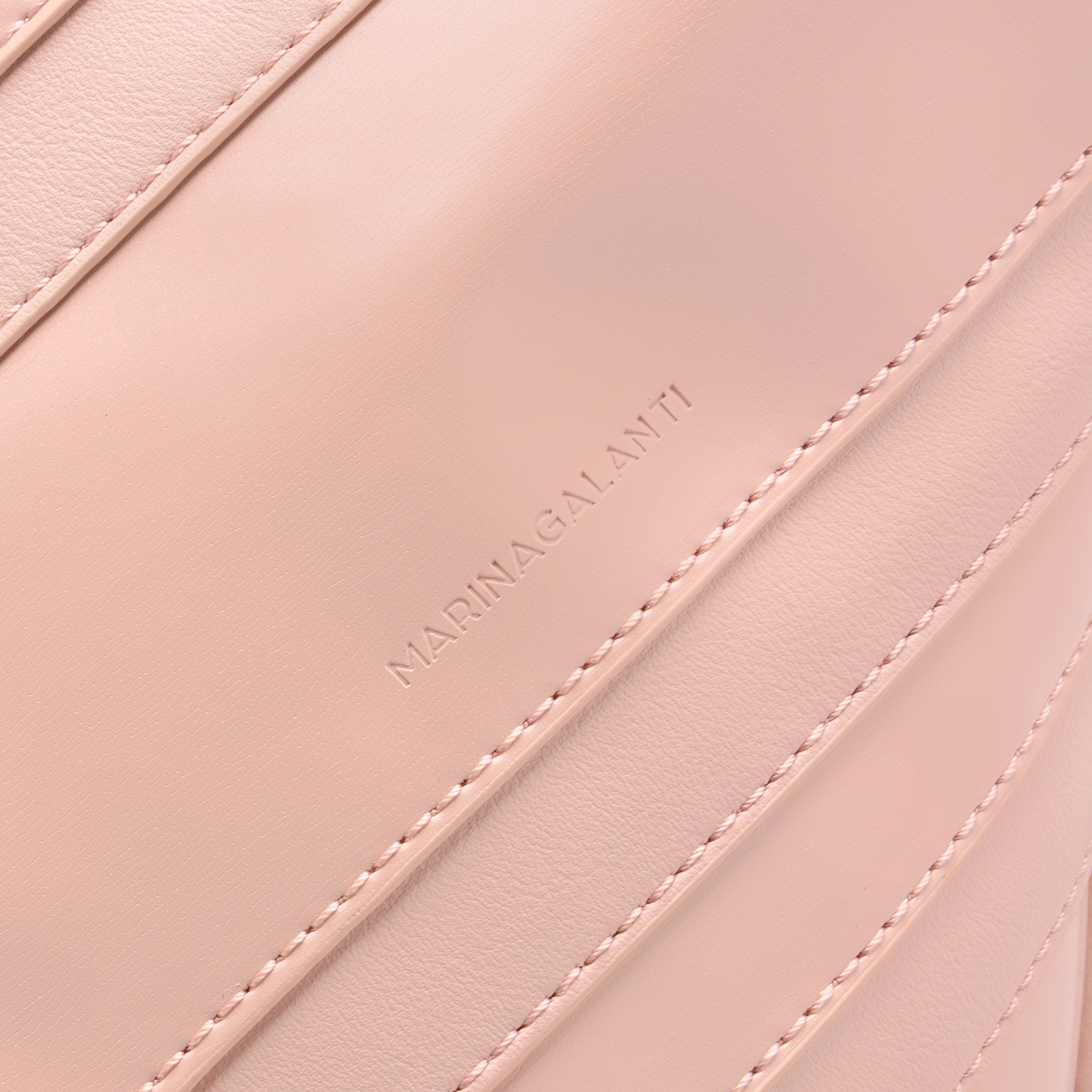 شنطة توتي بارزة الملمس بسحاب إغلاق ومقابض مزدوجة من مارينا جالانتي-women-bagsandwallets-handbags-image-13