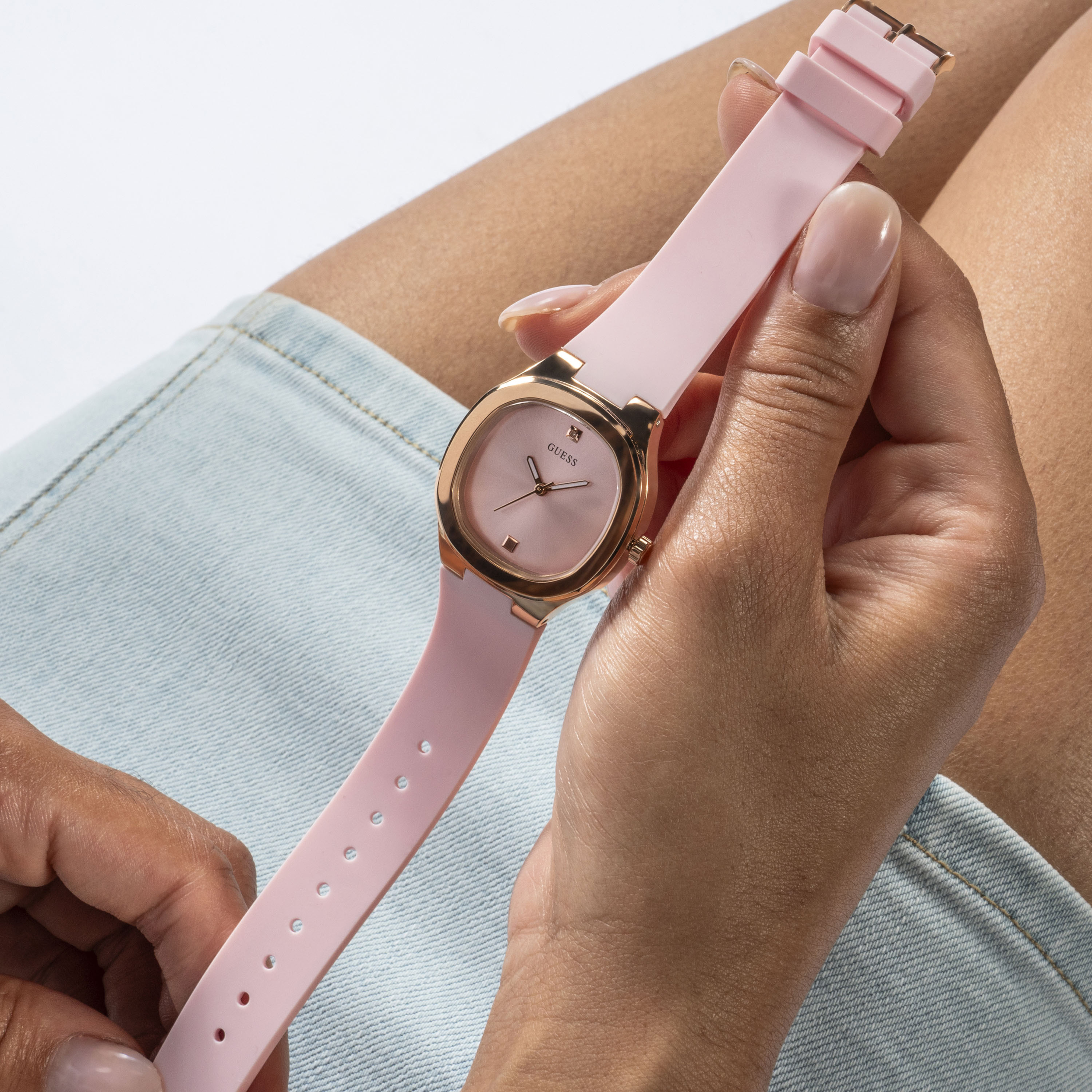 غيس- ساعة النسائية سوار سيليكون 32 مم باللون الوردي | GW0658L2-women-watchesandjewellery-watches-image-8