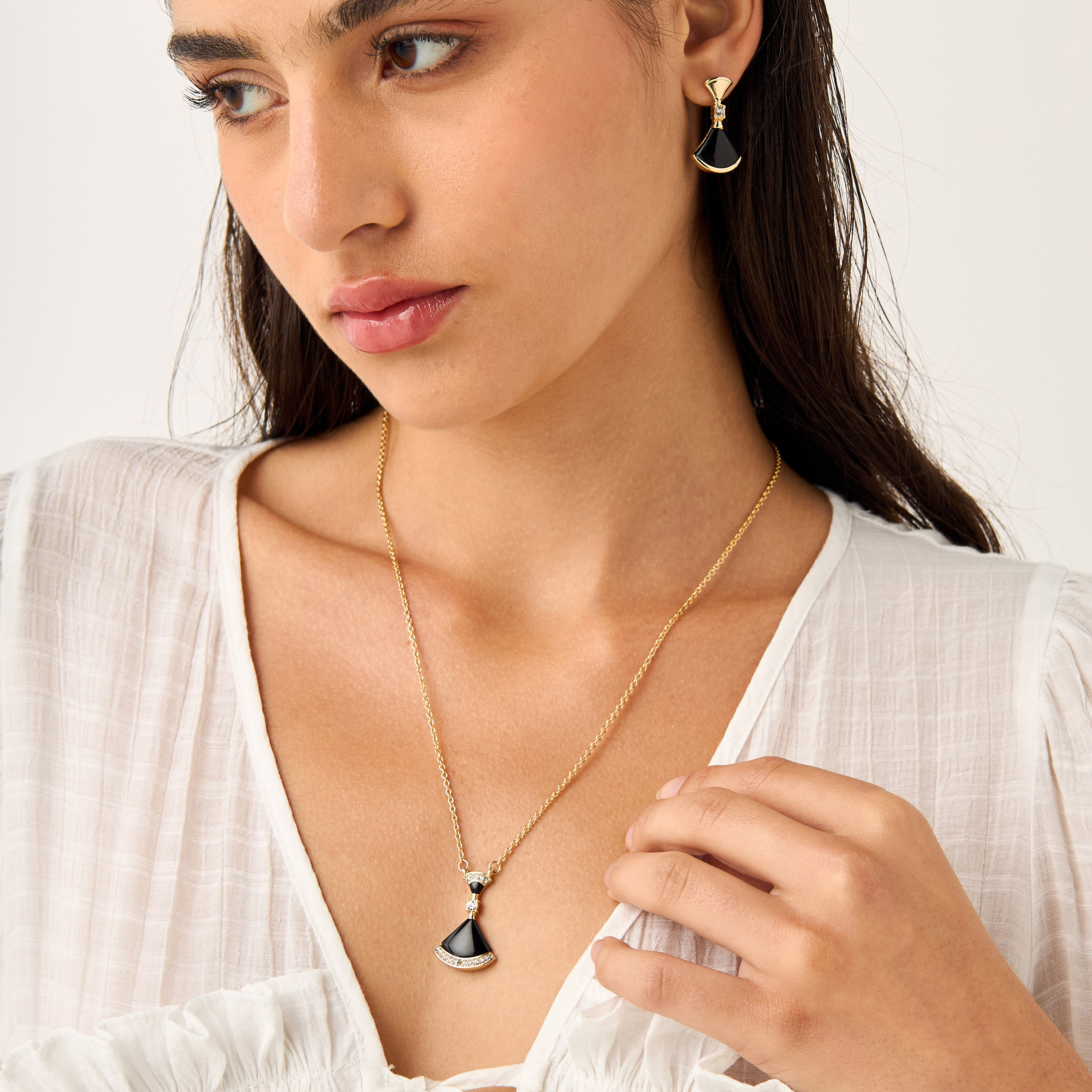 طقم عقد بدلاية مرصعة وحلق-women-watchesandjewellery-jewellery-jewellerysets-image-2