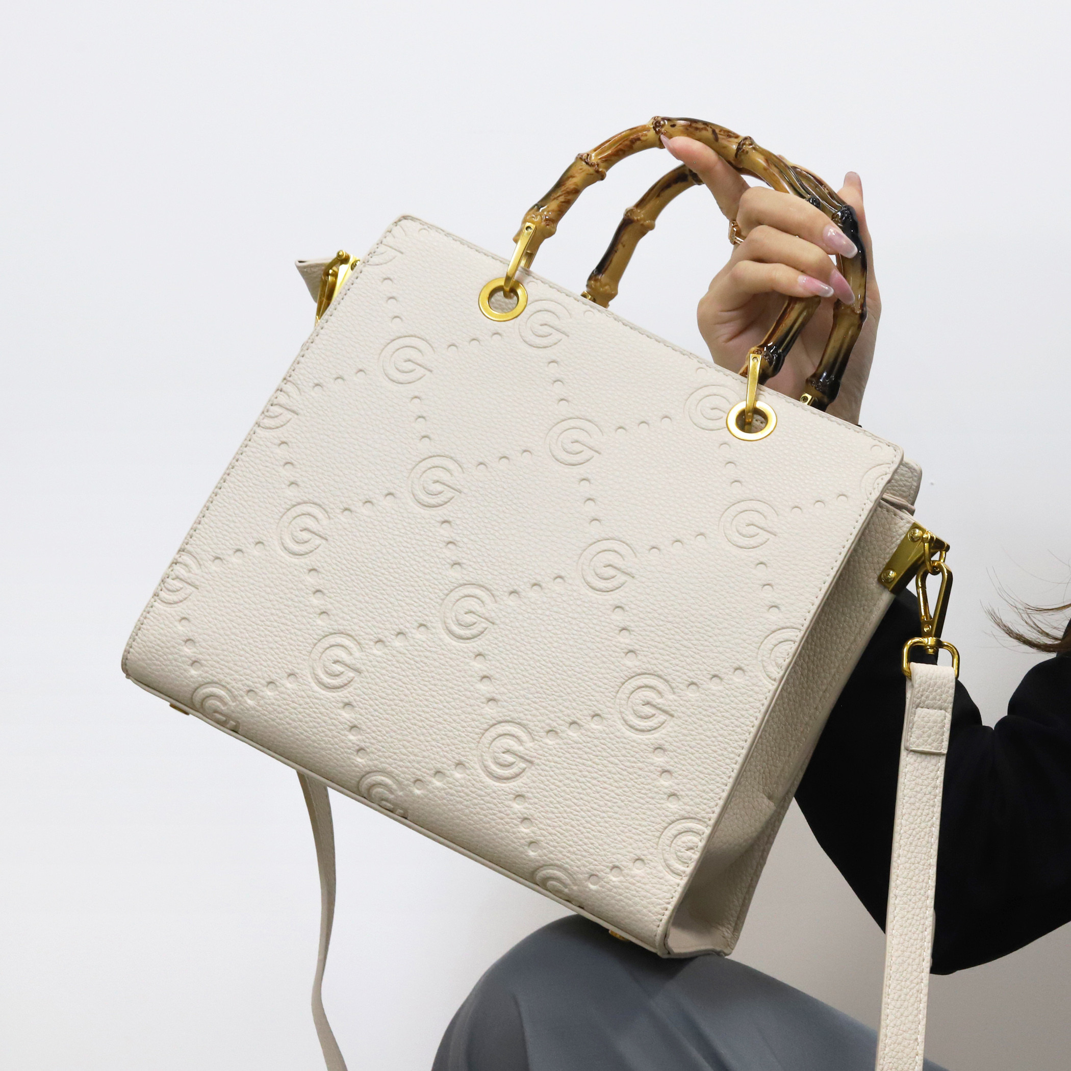 شنطة كروس بودي بنقوش مونوجرام ومقبض علوي وسحاب إغلاق من جابرييلا جوتشي-women-bagsandwallets-handbags-image-7