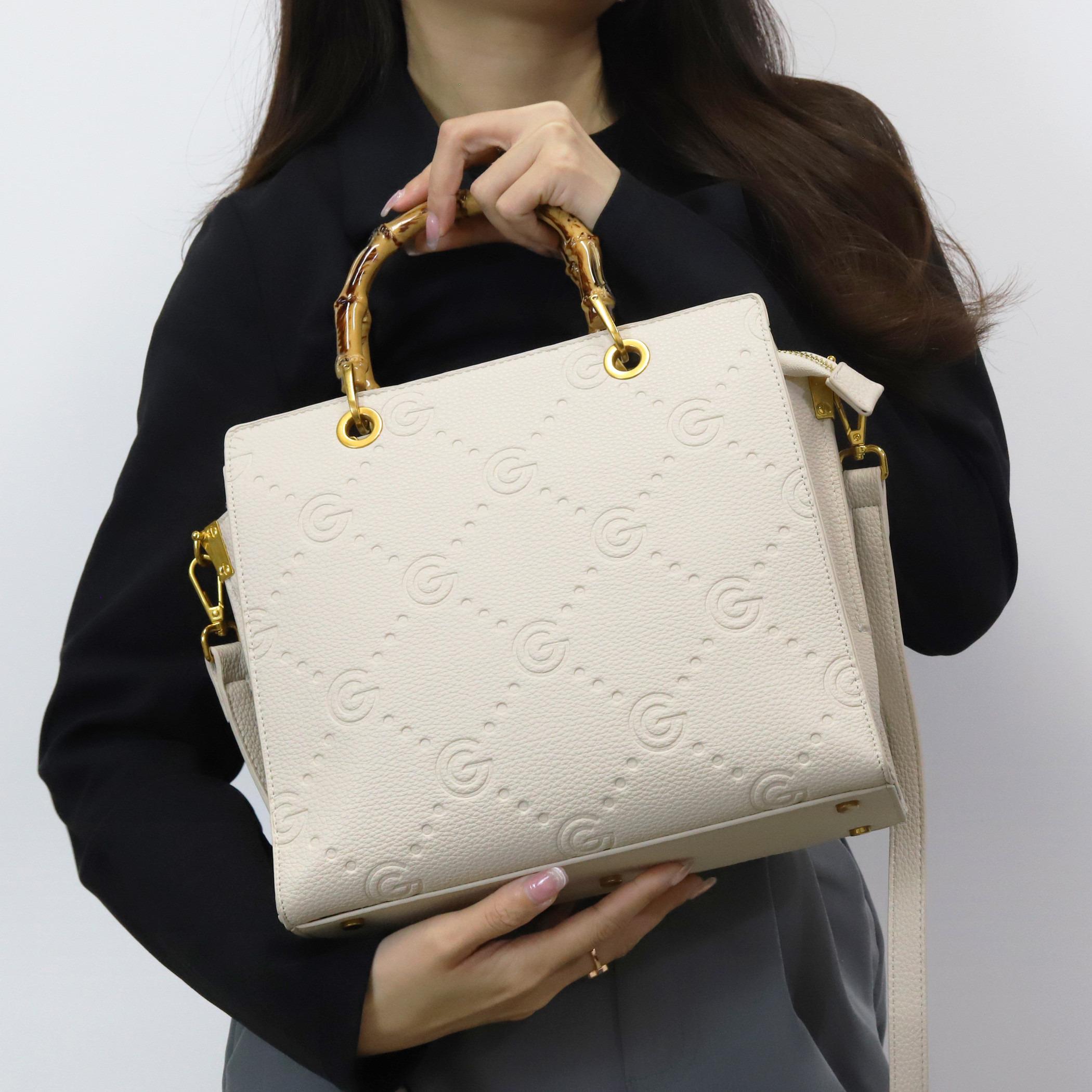 شنطة كروس بودي بنقوش مونوجرام ومقبض علوي وسحاب إغلاق من جابرييلا جوتشي-women-bagsandwallets-handbags-image-8
