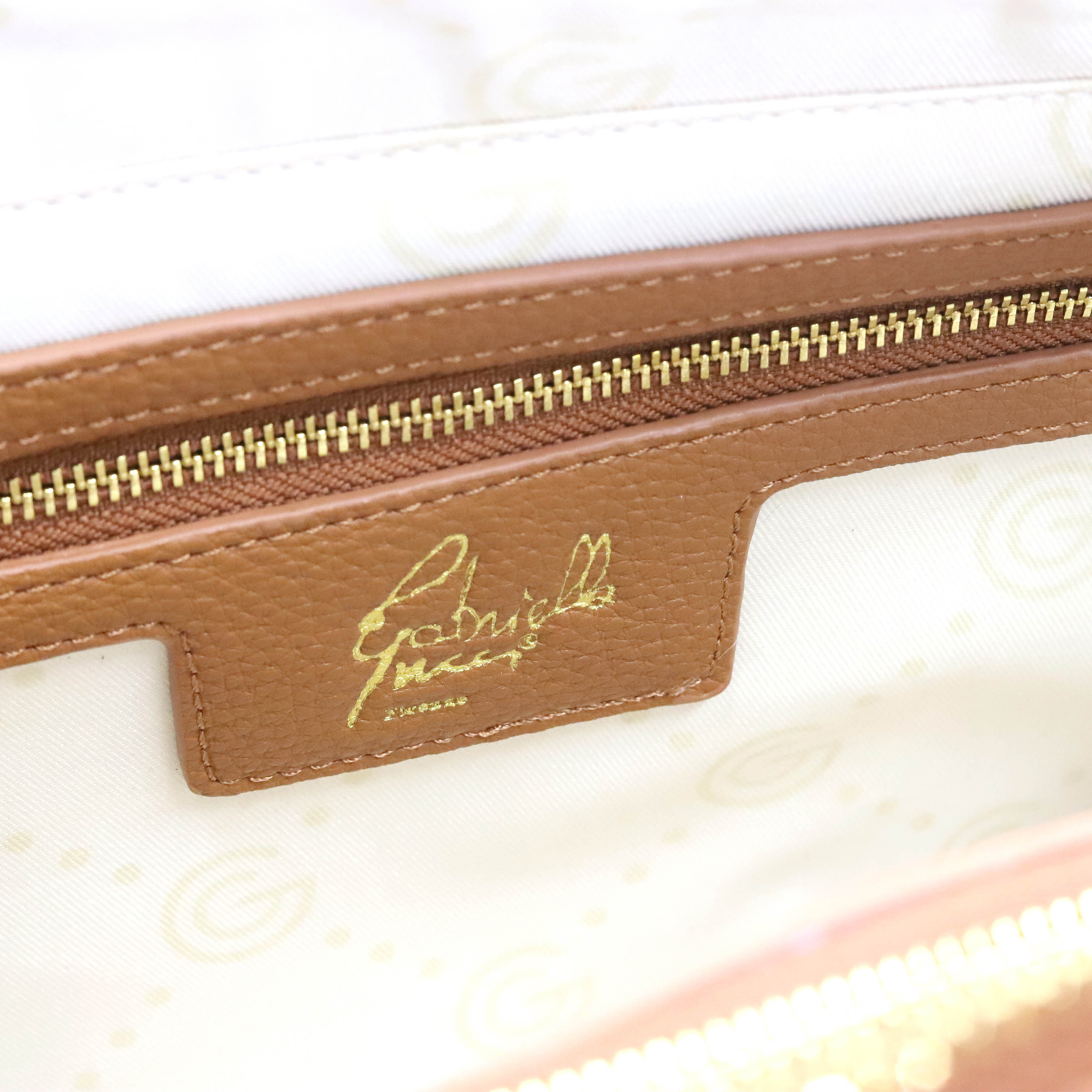 شنطة كروس بودي بنقوش مونوجرام ومقبض علوي وسحاب إغلاق من جابرييلا جوتشي-women-bagsandwallets-handbags-image-6