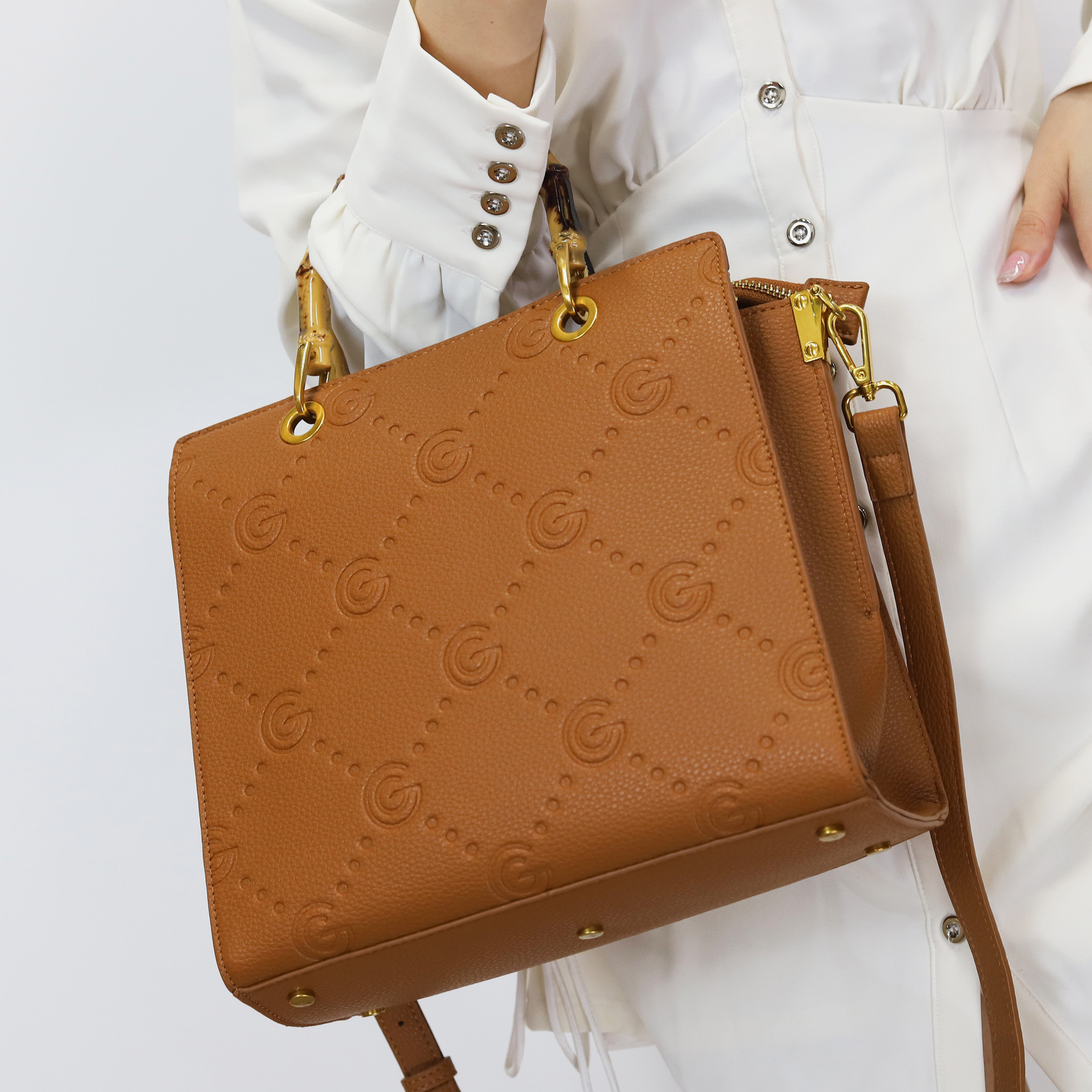 شنطة كروس بودي بنقوش مونوجرام ومقبض علوي وسحاب إغلاق من جابرييلا جوتشي-women-bagsandwallets-handbags-image-7