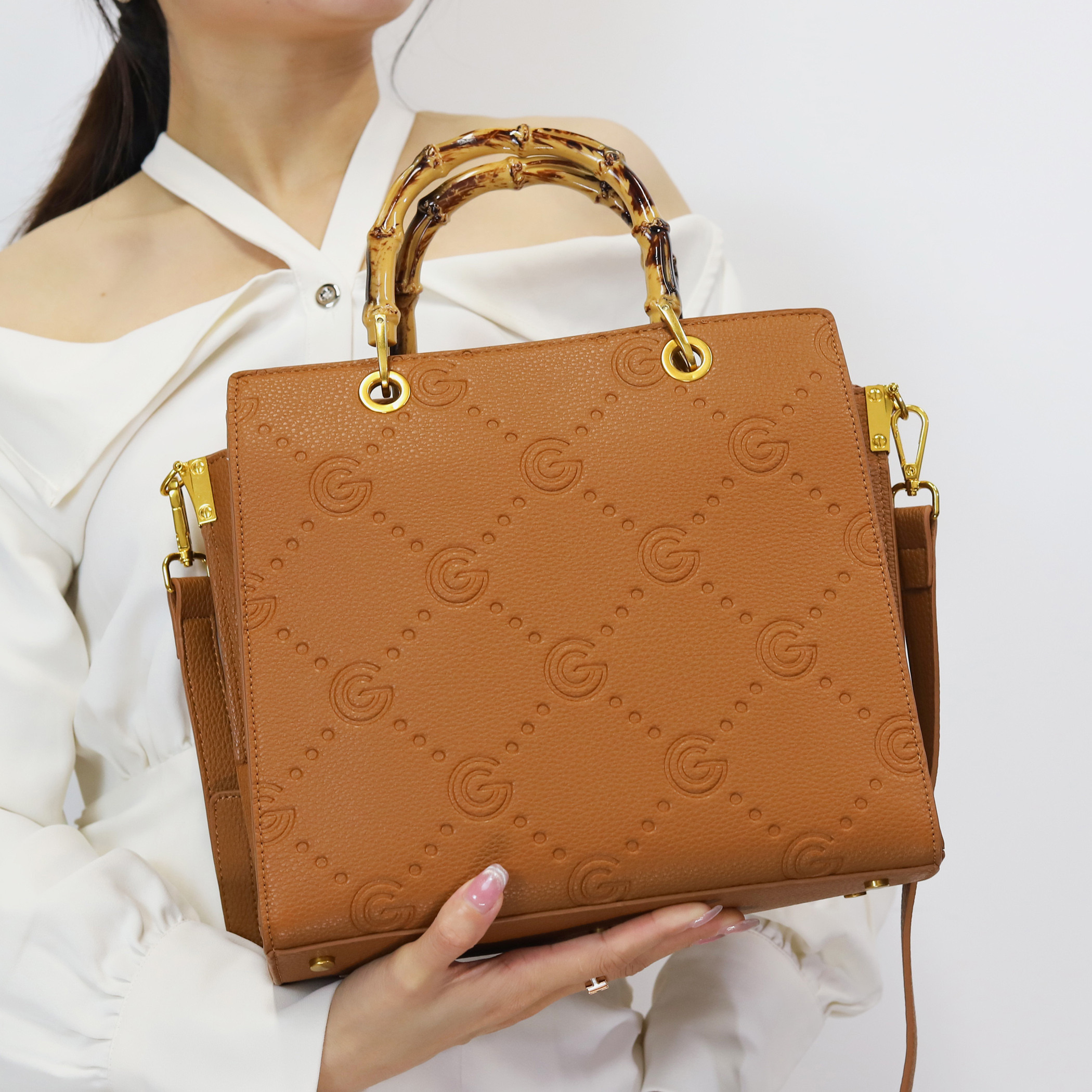 شنطة كروس بودي بنقوش مونوجرام ومقبض علوي وسحاب إغلاق من جابرييلا جوتشي-women-bagsandwallets-handbags-image-8