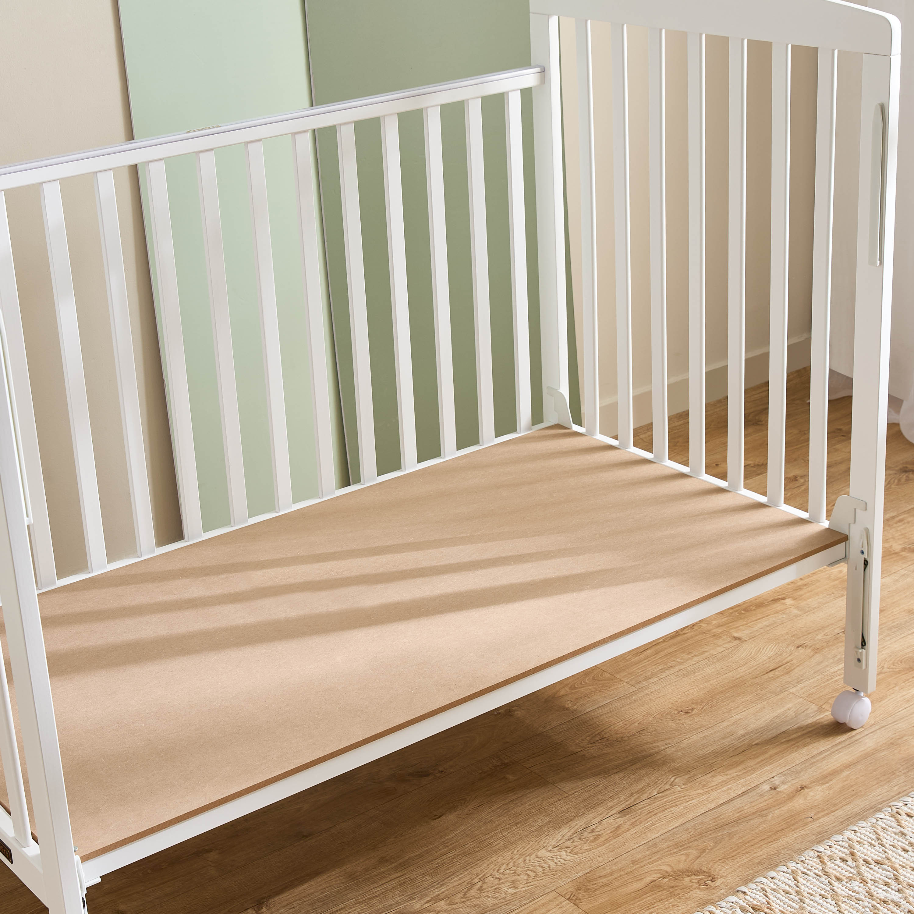 سرير أطفال بجانب منسدل وعجلات قابلة للقفل كيسي من جونيورز-baby-nursery-furniture-cribsandbeds-babycribs-image-1