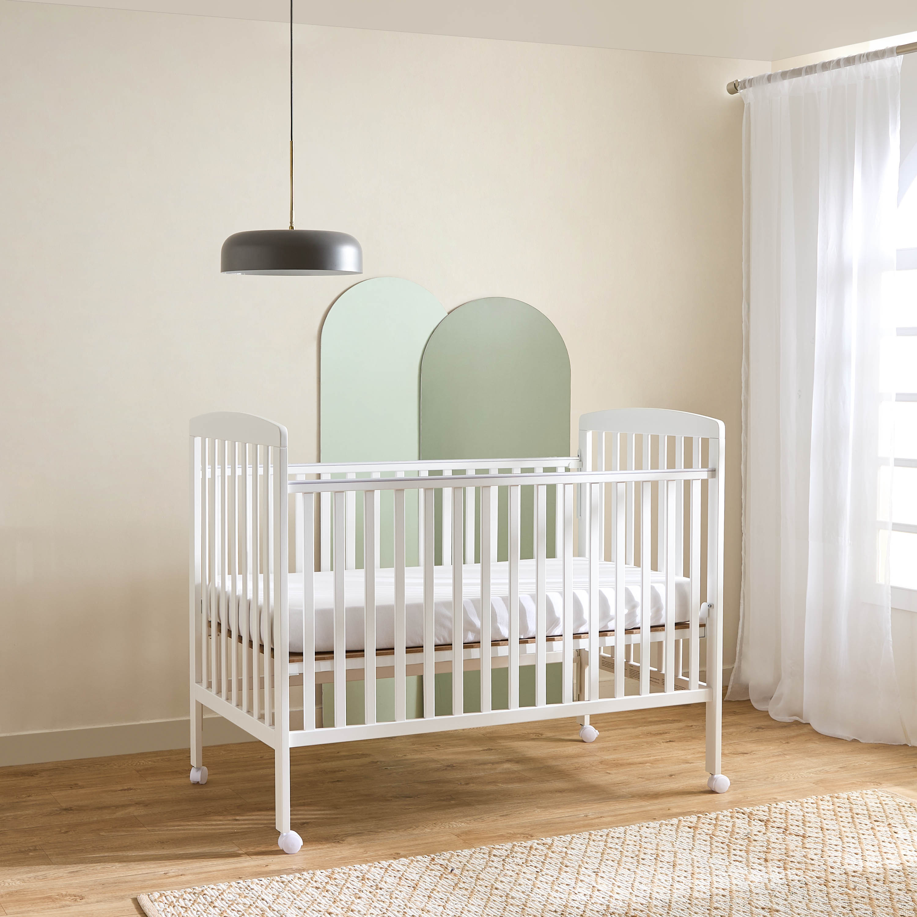 سرير أطفال بجانب منسدل وعجلات قابلة للقفل كيسي من جونيورز-baby-nursery-furniture-cribsandbeds-babycribs-image-7