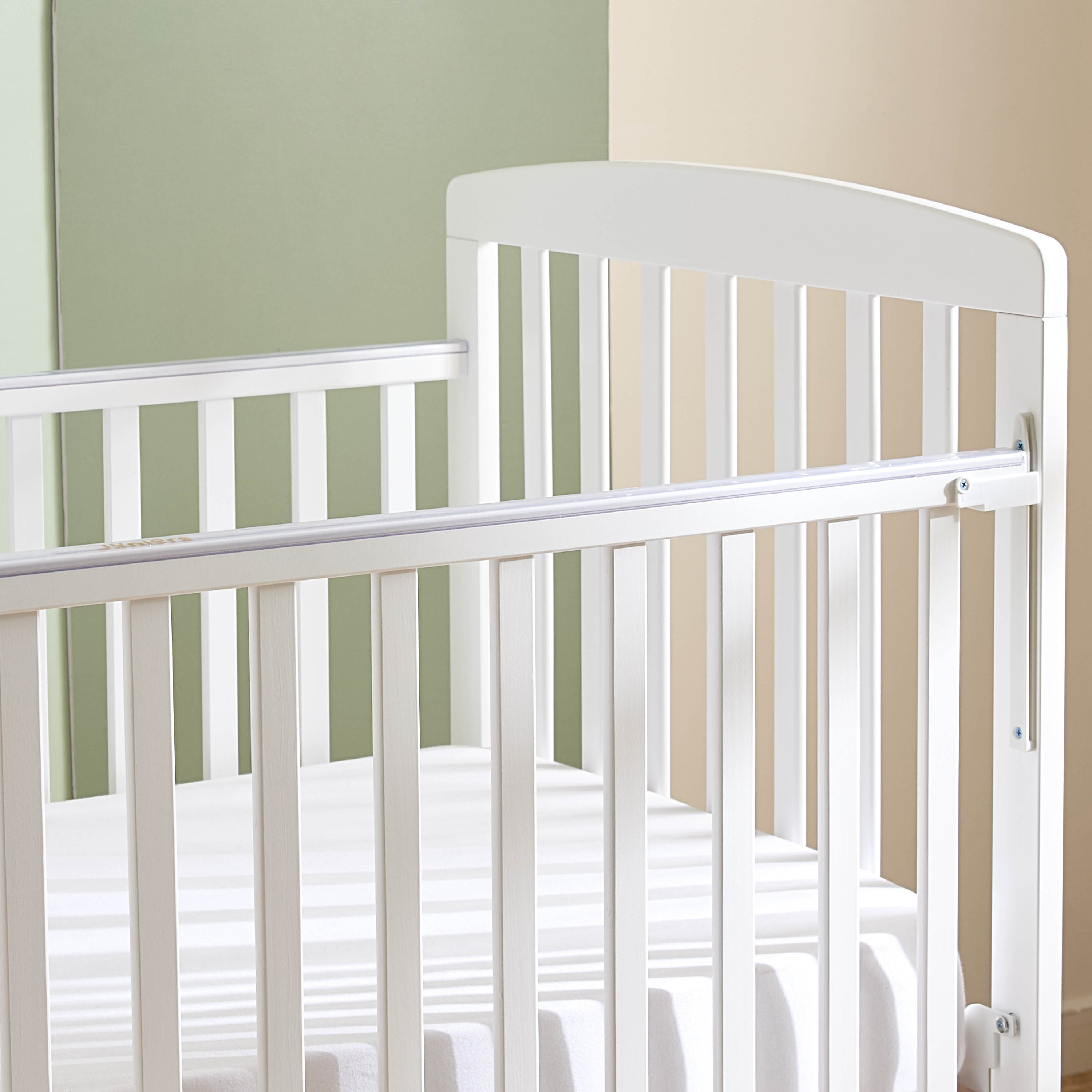 سرير أطفال بجانب منسدل وعجلات قابلة للقفل كيسي من جونيورز-baby-nursery-furniture-cribsandbeds-babycribs-image-5