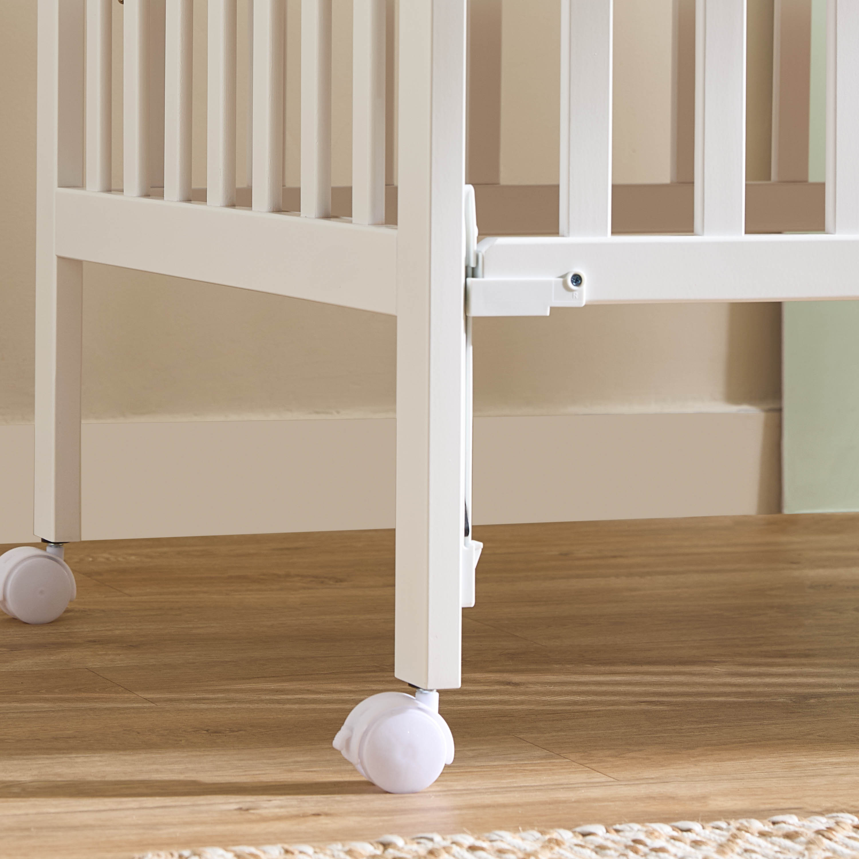 سرير أطفال بجانب منسدل وعجلات قابلة للقفل كيسي من جونيورز-baby-nursery-furniture-cribsandbeds-babycribs-image-2