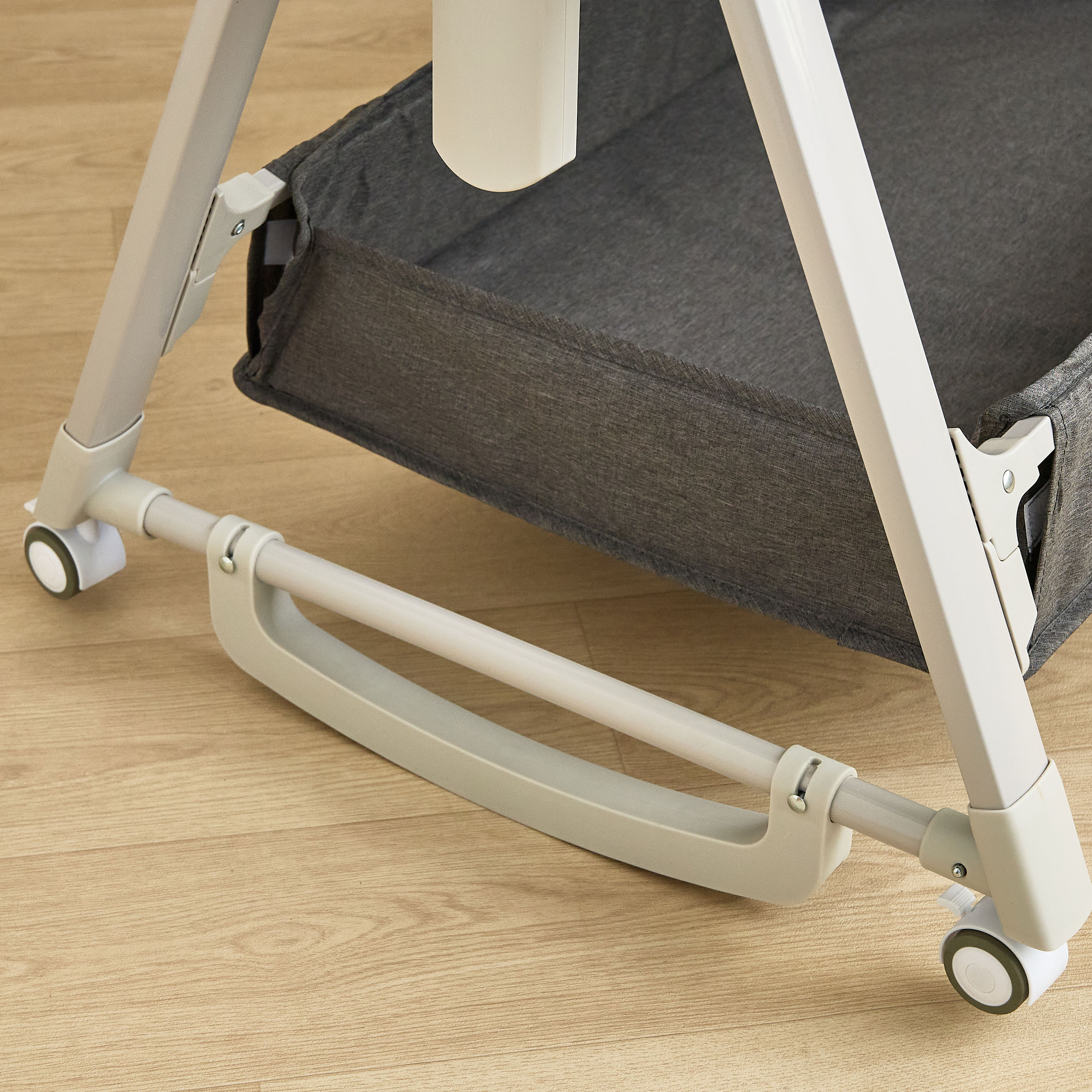 سرير هزاز من ليتل بلومرز من داليا-baby-nursery-furniture-cribsandbeds-bassinets-image-7